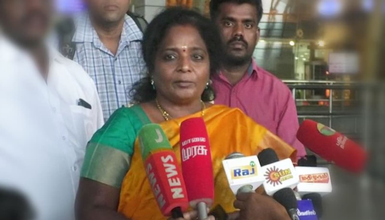 తమిళిసై సౌందరరాజన్ తెలంగాణ రాష్ట్ర గవర్నర్ గా నియమింపబడ్డప్పటినుండి తెరాస తరుఫు నుంచి ఏదో ఒక రూపంలో నిరసన ధ్వనులు వినిపిస్తున్నాయి. తెలంగాణ రాష్ట్రప్రభుత్వ వ్యవహారాల్లో కేంద్రం జోక్యం చేసుకోవడం కోసం ఇలా ఒక యాక్టీవ్ (క్రియాశీలక) పొలిటీషియన్ ని నియమించిందని తెరాస ఆరోపిస్తున్న విషయం మనందరికి తెలిసిందే. రాష్ట్ర ప్రభుత్వ సీపీఆర్వో జ్వాలా నరసింహారావు ఏకంగా ఒక ఆంగ్ల పత్రికలో ఇలా క్రియాశీలక పొలిటీషియన్ లను రాష్ట్ర ప్రభుత్వాలను ఇబ్బందులు పెట్టేందుకే కేంద్రాలు నియమిస్తాయన్నాడు. తమిళిసై సౌందరరాజన్ తెలంగాణ రాష్ట్ర గవర్నర్ గా నియమింపబడ్డప్పటినుండి తెరాస తరుఫు నుంచి ఏదో ఒక రూపంలో నిరసన ధ్వనులు వినిపిస్తున్నాయి. తెలంగాణ రాష్ట్రప్రభుత్వ వ్యవహారాల్లో కేంద్రం జోక్యం చేసుకోవడం కోసం ఇలా ఒక యాక్టీవ్ (క్రియాశీలక) పొలిటీషియన్ ని నియమించిందని తెరాస ఆరోపిస్తున్న విషయం మనందరికి తెలిసిందే. రాష్ట్ర ప్రభుత్వ సీపీఆర్వో జ్వాలా నరసింహారావు ఏకంగా ఒక ఆంగ్ల పత్రికలో ఇలా క్రియాశీలక పొలిటీషియన్ లను రాష్ట్ర ప్రభుత్వాలను ఇబ్బందులు పెట్టేందుకే కేంద్రాలు నియమిస్తాయన్నాడు.