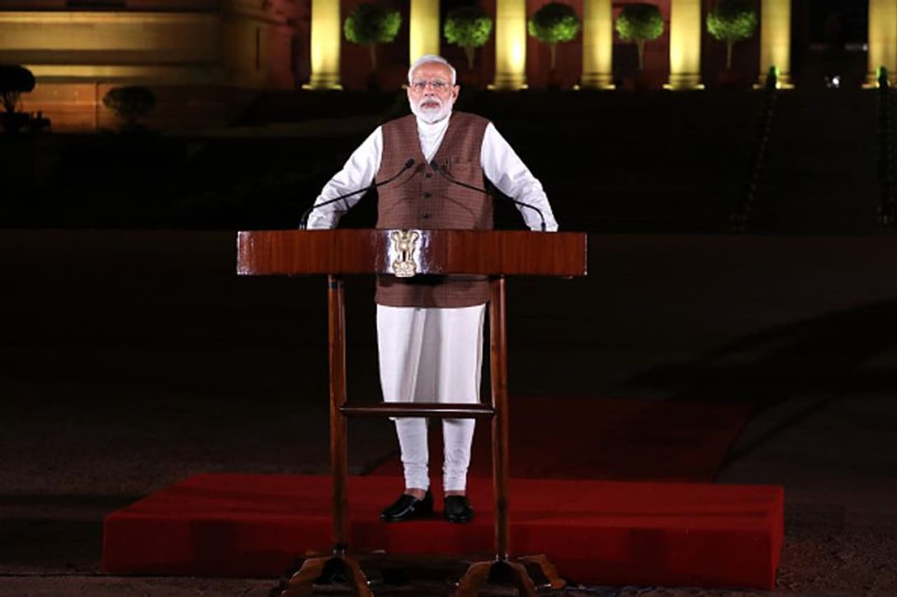 നരേന്ദ്രമോദി (68) വ്യക്തമായ ഭൂരിപക്ഷത്തോടെ വീണ്ടും അധികാരത്തിലെത്തിയ നരേന്ദ്രമോദി ഇനി സൂപ്പര് പ്രധാനമന്ത്രിയായി മാറാനുള്ള ശ്രമങ്ങളാവും നടത്തുക എന്ന് രാഷ്ട്രീയ നിരീക്ഷകര് കരുതുന്നു. അഭ്യന്തരമന്ത്രിയായി അമിത് ഷായ സര്ക്കാരിലെത്തിക്കുക വഴി തന്റെ ജോലി ഭാരം പകുതി കുറച്ച് പ്രധാന ലക്ഷ്യങ്ങളിലേക്ക് കൂടുതല് ശ്രദ്ധ ചെലുത്താനാവും ഇനി മോദി ശ്രമിക്കുക. ലോകനേതാവ് എന്ന നിലയില് അന്താരാഷ്ട്രവേദികളില് അദ്ദേഹം കൂടുതല് സജീവമായേക്കും എന്നാണ് കരുതുന്നത്. പാകിസ്ഥാനുമായുള്ള ബന്ധം മെച്ചപ്പെടുത്തുന്നതടക്കം വിദേശകാര്യ പ്രതിരോധ മേഖലകളില് നിര്ണായക മാറ്റങ്ങള് മോദി നടപ്പാക്കിയേക്കും. നോട്ട് നിരോധനമടക്കമുള്ള എടുത്തു ചാടിയുള്ള തീരുമാനങ്ങളിലേക്ക് ഇനിയുള്ള അഞ്ച് വര്ഷത്തില് മോദി ധൈര്യപ്പെടുമോ എന്നതും കണ്ടറിയണം. രാജ്യം നേരിയ തോതില് സാമ്പത്തിക മാന്ദ്യത്തിലേക്ക് പോകുന്നുവെന്ന വിലയിരുത്തലുകളുടെ അടിസ്ഥാനത്തില് സാമ്പത്തിക രംഗത്ത് സര്ക്കാര് സജീവമായി ഇടപെടേണ്ട സമയമാണ് ഇത്. നരേന്ദ്രമോദി (68) വ്യക്തമായ ഭൂരിപക്ഷത്തോടെ വീണ്ടും അധികാരത്തിലെത്തിയ നരേന്ദ്രമോദി ഇനി സൂപ്പര് പ്രധാനമന്ത്രിയായി മാറാനുള്ള ശ്രമങ്ങളാവും നടത്തുക എന്ന് രാഷ്ട്രീയ നിരീക്ഷകര് കരുതുന്നു. അഭ്യന്തരമന്ത്രിയായി അമിത് ഷായ സര്ക്കാരിലെത്തിക്കുക വഴി തന്റെ ജോലി ഭാരം പകുതി കുറച്ച് പ്രധാന ലക്ഷ്യങ്ങളിലേക്ക് കൂടുതല് ശ്രദ്ധ ചെലുത്താനാവും ഇനി മോദി ശ്രമിക്കുക. ലോകനേതാവ് എന്ന നിലയില് അന്താരാഷ്ട്രവേദികളില് അദ്ദേഹം കൂടുതല് സജീവമായേക്കും എന്നാണ് കരുതുന്നത്. പാകിസ്ഥാനുമായുള്ള ബന്ധം മെച്ചപ്പെടുത്തുന്നതടക്കം വിദേശകാര്യ പ്രതിരോധ മേഖലകളില് നിര്ണായക മാറ്റങ്ങള് മോദി നടപ്പാക്കിയേക്കും. നോട്ട് നിരോധനമടക്കമുള്ള എടുത്തു ചാടിയുള്ള തീരുമാനങ്ങളിലേക്ക് ഇനിയുള്ള അഞ്ച് വര്ഷത്തില് മോദി ധൈര്യപ്പെടുമോ എന്നതും കണ്ടറിയണം. രാജ്യം നേരിയ തോതില് സാമ്പത്തിക മാന്ദ്യത്തിലേക്ക് പോകുന്നുവെന്ന വിലയിരുത്തലുകളുടെ അടിസ്ഥാനത്തില് സാമ്പത്തിക രംഗത്ത് സര്ക്കാര് സജീവമായി ഇടപെടേണ്ട സമയമാണ് ഇത്.