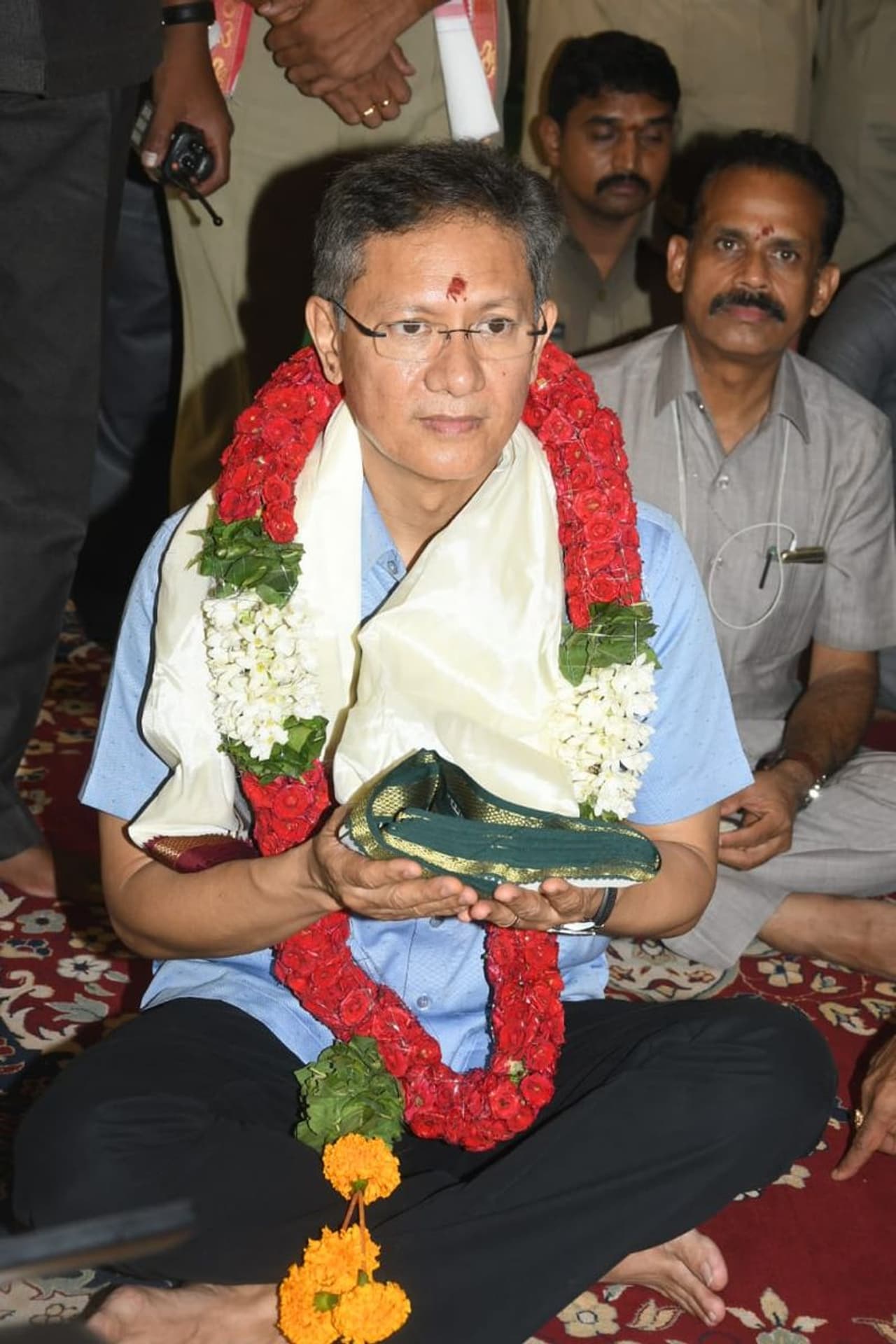 డీజీపీ దుర్గమ్మ దర్శన దృశ్యాలు డీజీపీ దుర్గమ్మ దర్శన దృశ్యాలు