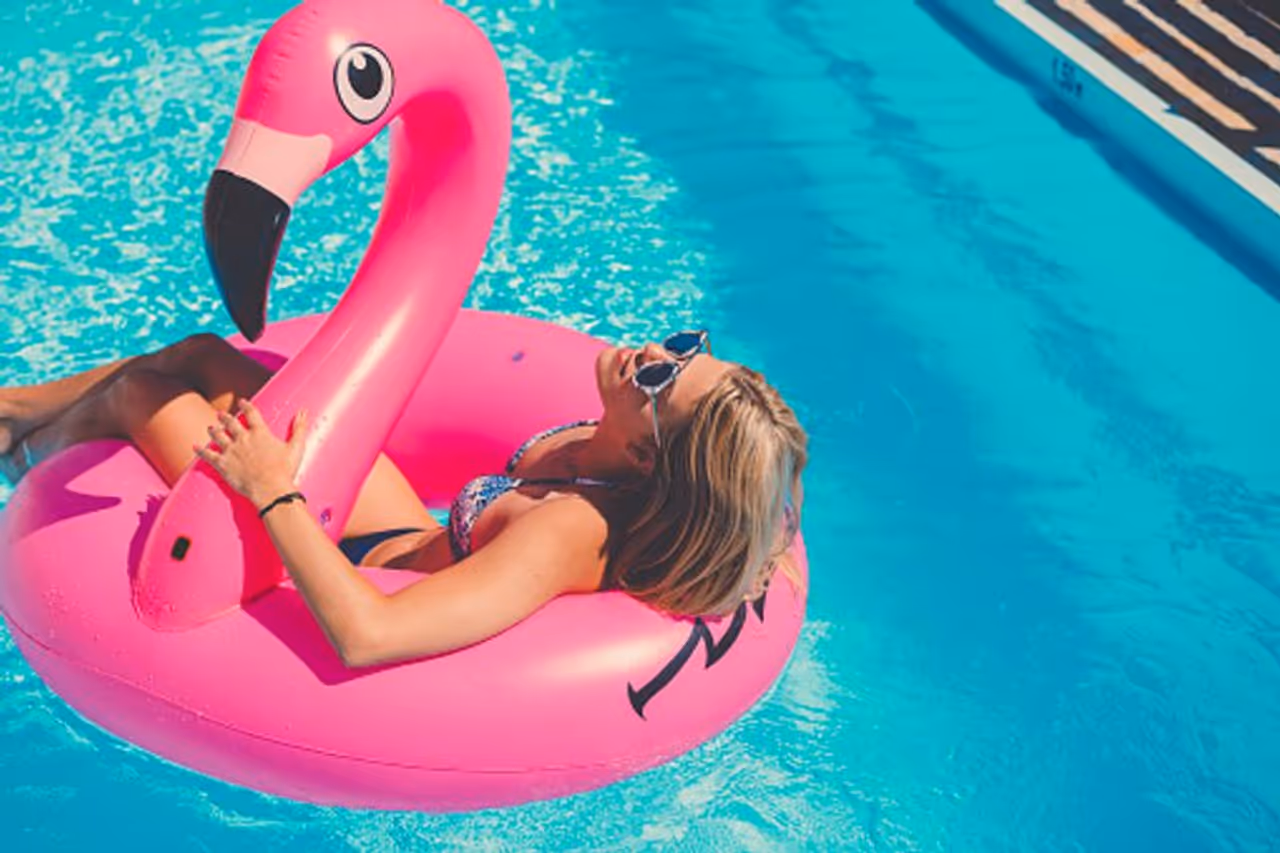 ठंडी जगहों पर रहने की कोशिश करें। ठंडी जगहों पर रहने की कोशिश करें।