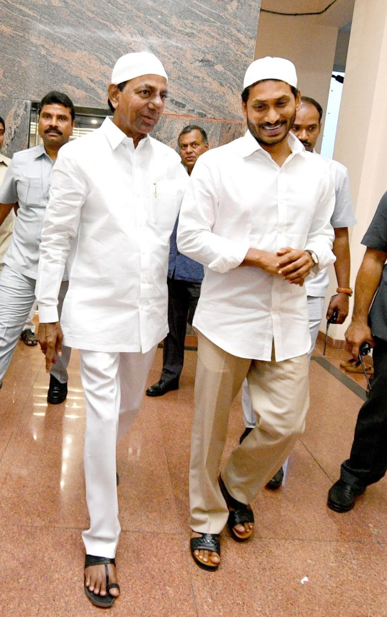 రాజ్ భవన్ ఇప్తార్ విందు కార్యక్రమంలో కేసిఆర్,జగన్ రాజ్ భవన్ ఇప్తార్ విందు కార్యక్రమంలో కేసిఆర్,జగన్