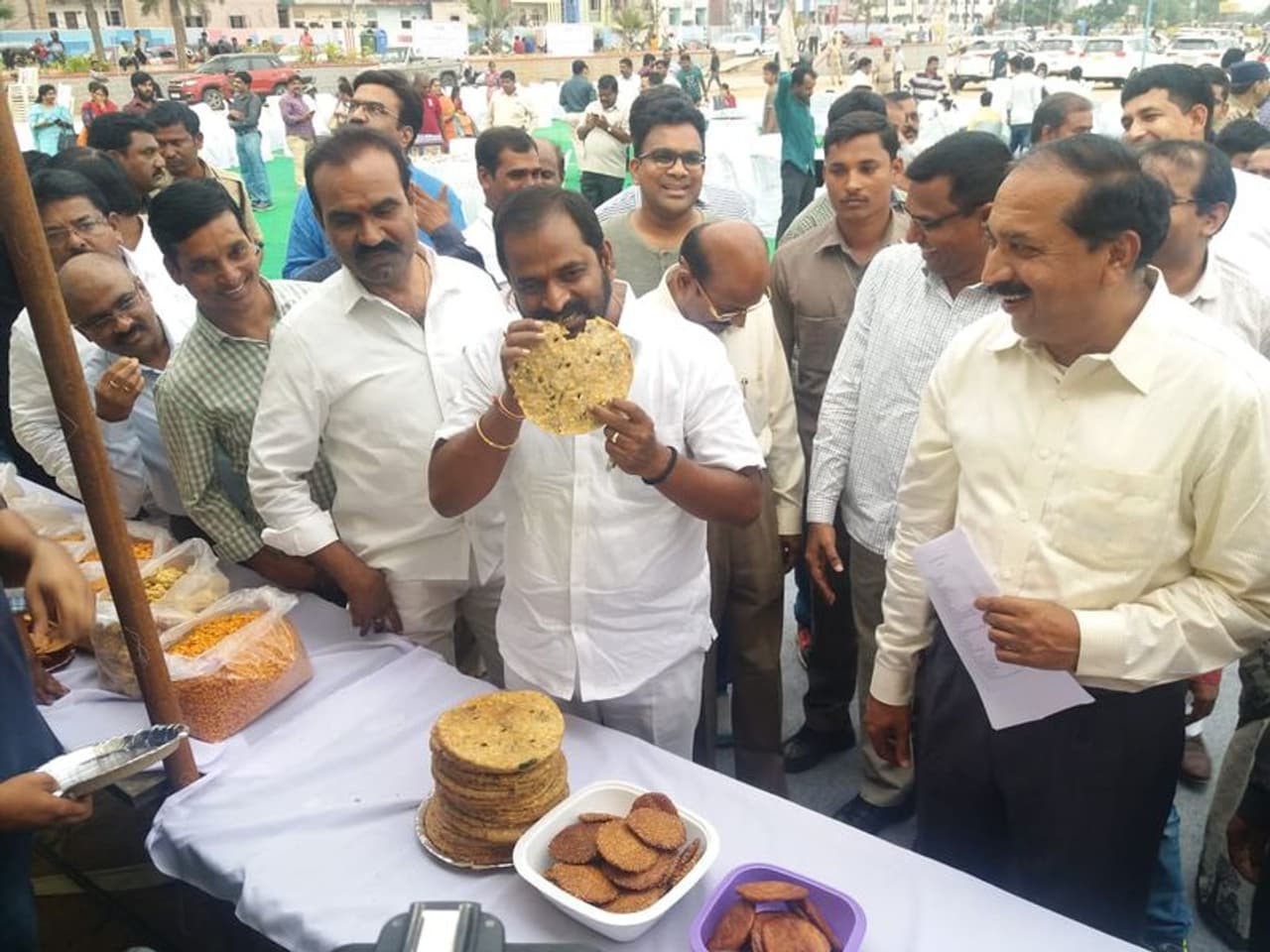 తెలంగాణ వంటకాల రుచిచూసిన శ్రీనివాస్ గౌడ్ తెలంగాణ వంటకాల రుచిచూసిన శ్రీనివాస్ గౌడ్