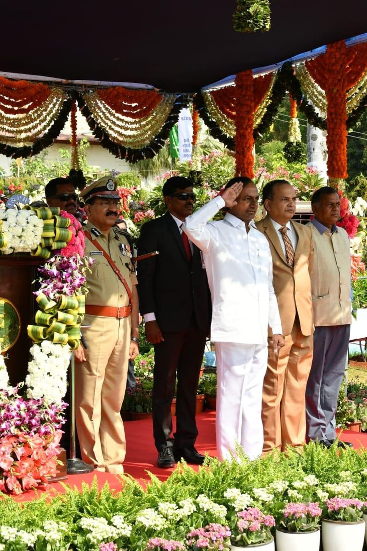 తెలంగాణ రాష్ట్ర అవతరణ దినోత్సవ వేడుకల్లో కేసీఆర్ (ఫోటోలు) తెలంగాణ రాష్ట్ర అవతరణ దినోత్సవ వేడుకల్లో కేసీఆర్ (ఫోటోలు)