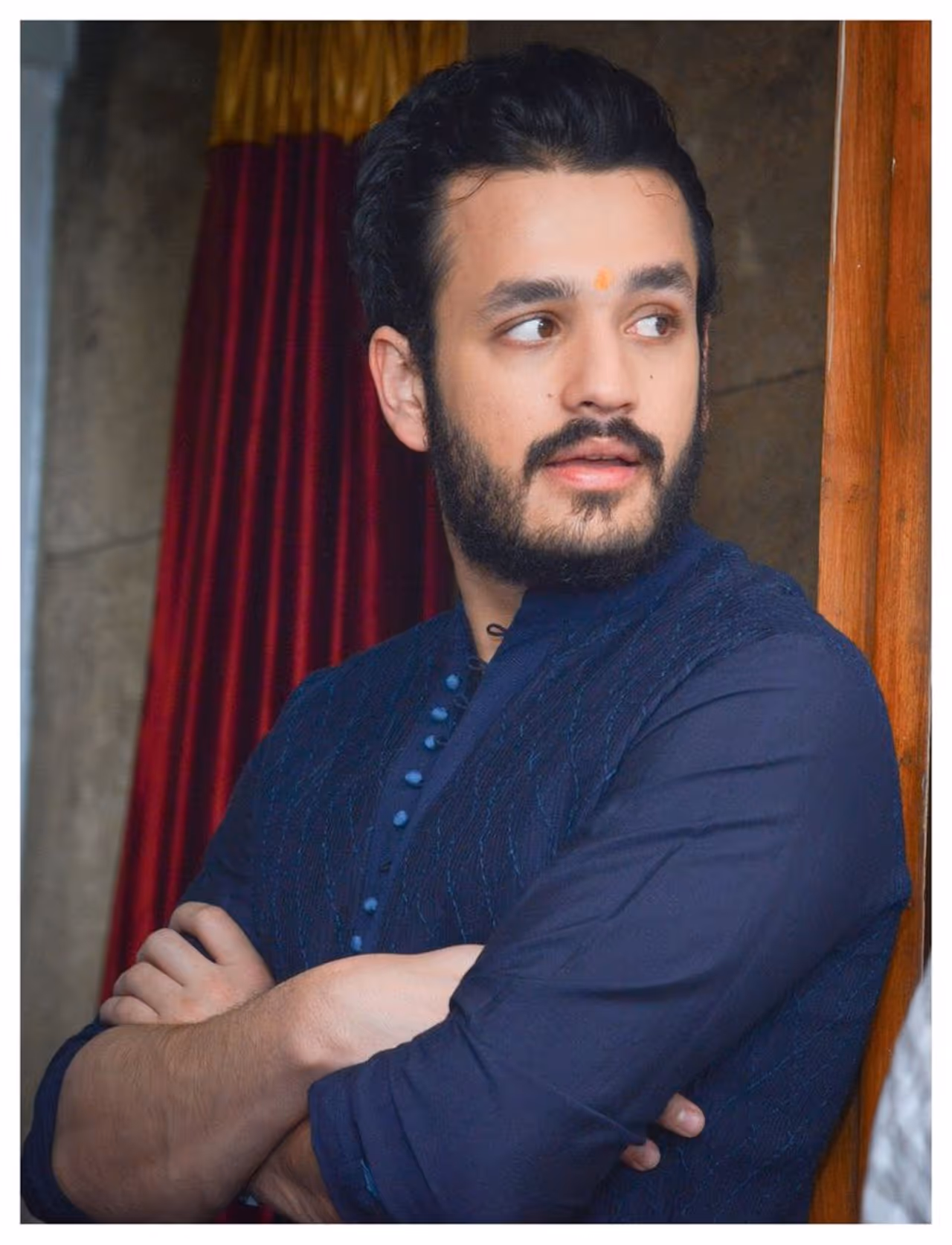 అక్కినేని అఖిల్: మొదటి సినిమా అఖిల్ నుంచి ఈ స్టార్ కిడ్ కోలుకోలేని పరిస్థితి. హలో మిస్టర్ మజ్ను కూడా డిజాస్టర్ కావడంతో సక్సెస్ అతనికి అందనిద్రాక్షల మారింది. ప్రస్తుతం బొమ్మరిల్లు భాస్కర్ తో ఒక సినిమా చేస్తున్నాడు. ఈ సినిమాలో సరికొత్త లవ్ యాంగిల్ తో ఎమోషనల్ కంటెంట్ ని ప్రజెంట్ చేయబోతున్నారట. అక్కినేని అఖిల్: మొదటి సినిమా అఖిల్ నుంచి ఈ స్టార్ కిడ్ కోలుకోలేని పరిస్థితి. హలో మిస్టర్ మజ్ను కూడా డిజాస్టర్ కావడంతో సక్సెస్ అతనికి అందనిద్రాక్షల మారింది. ప్రస్తుతం బొమ్మరిల్లు భాస్కర్ తో ఒక సినిమా చేస్తున్నాడు. ఈ సినిమాలో సరికొత్త లవ్ యాంగిల్ తో ఎమోషనల్ కంటెంట్ ని ప్రజెంట్ చేయబోతున్నారట.