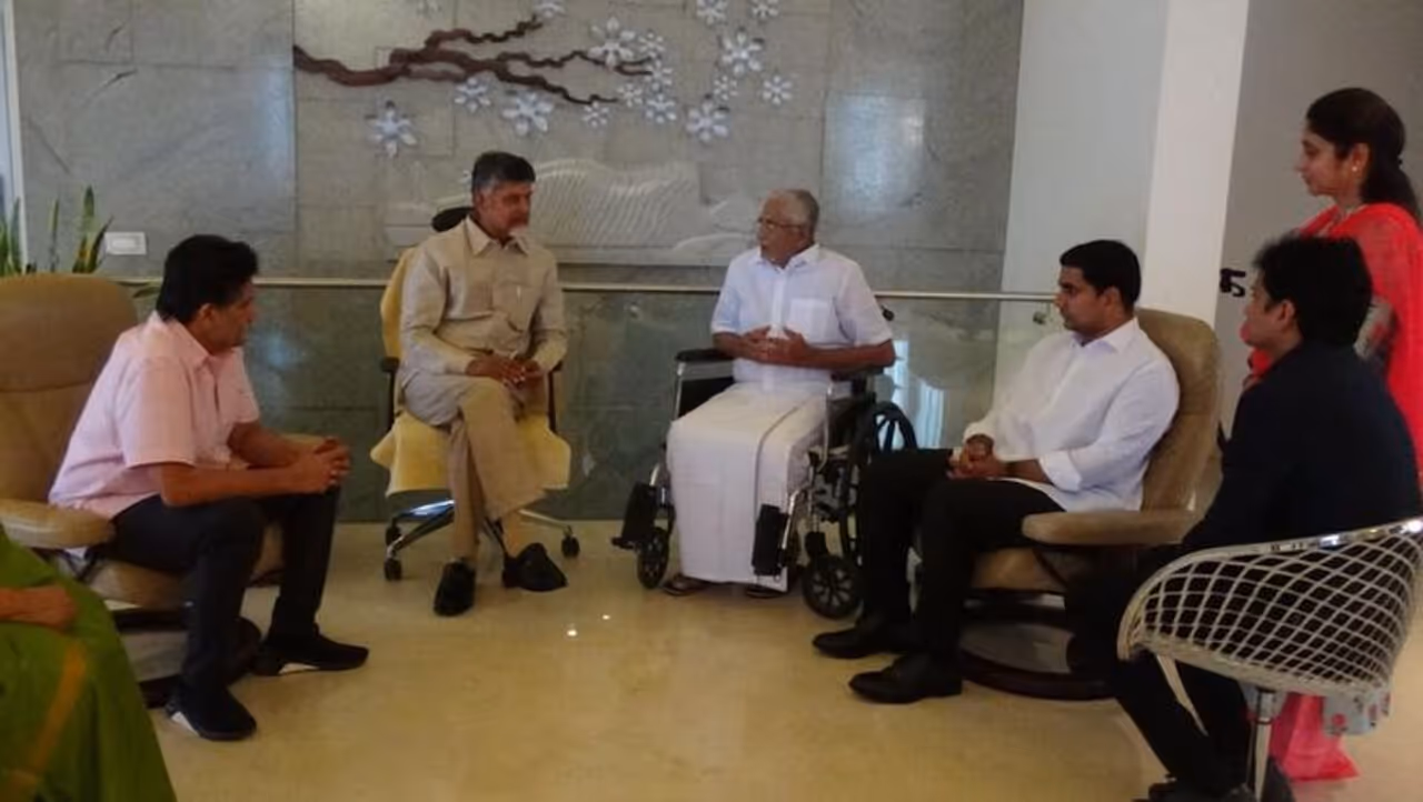 మురళీ మోహన్ ను పరామర్శించిన చంద్రబాబు మురళీ మోహన్ ను పరామర్శించిన చంద్రబాబు