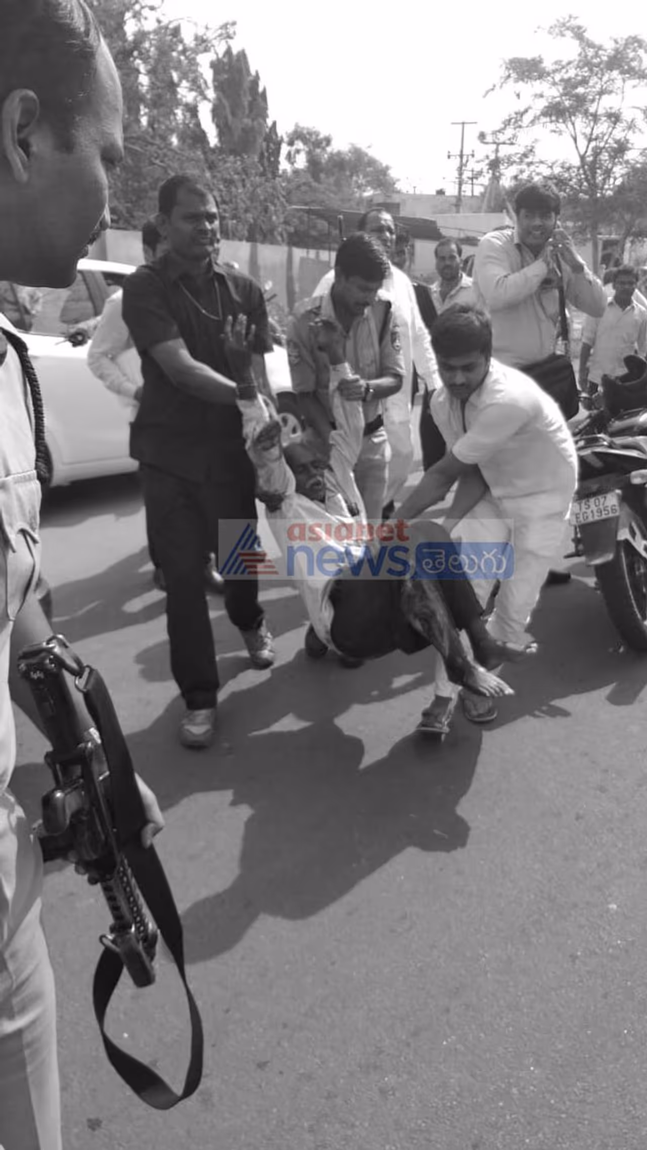 క్షతగాత్రుడిని పైలట్ వాహనంలో ఆస్పత్రికి తరలించిన మంత్రి క్షతగాత్రుడిని పైలట్ వాహనంలో ఆస్పత్రికి తరలించిన మంత్రి