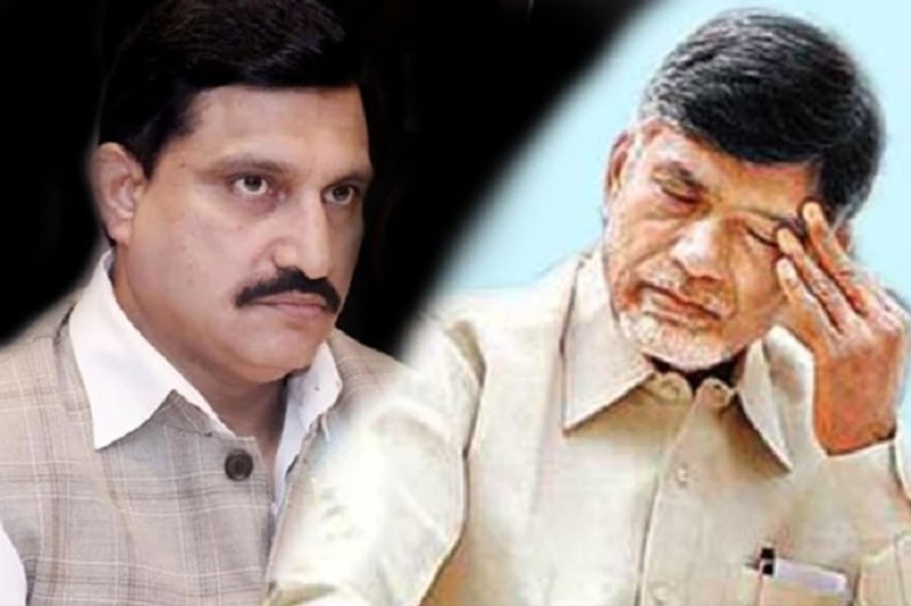 ఏపీలో టీడీపీని కోలుకోలేని దెబ్బతీసేందుకు బీజేపీ నాయకత్వం వ్యూహత్మకంగా అడుగులు వేస్తోంది.రాజ్యసభలో టీడీపీపీని బీజేపీలో విలీనం చేయాలని సుజనా చౌదరి, సీఎం రమేష్, టీజీ వెంకటేష్, గరికపాటి మోహన్ రావులు ఉప రాష్ట్రపతి వెంకయ్యనాయుడుకు లేఖ ఇచ్చారు. ఏపీలో టీడీపీని కోలుకోలేని దెబ్బతీసేందుకు బీజేపీ నాయకత్వం వ్యూహత్మకంగా అడుగులు వేస్తోంది.రాజ్యసభలో టీడీపీపీని బీజేపీలో విలీనం చేయాలని సుజనా చౌదరి, సీఎం రమేష్, టీజీ వెంకటేష్, గరికపాటి మోహన్ రావులు ఉప రాష్ట్రపతి వెంకయ్యనాయుడుకు లేఖ ఇచ్చారు.