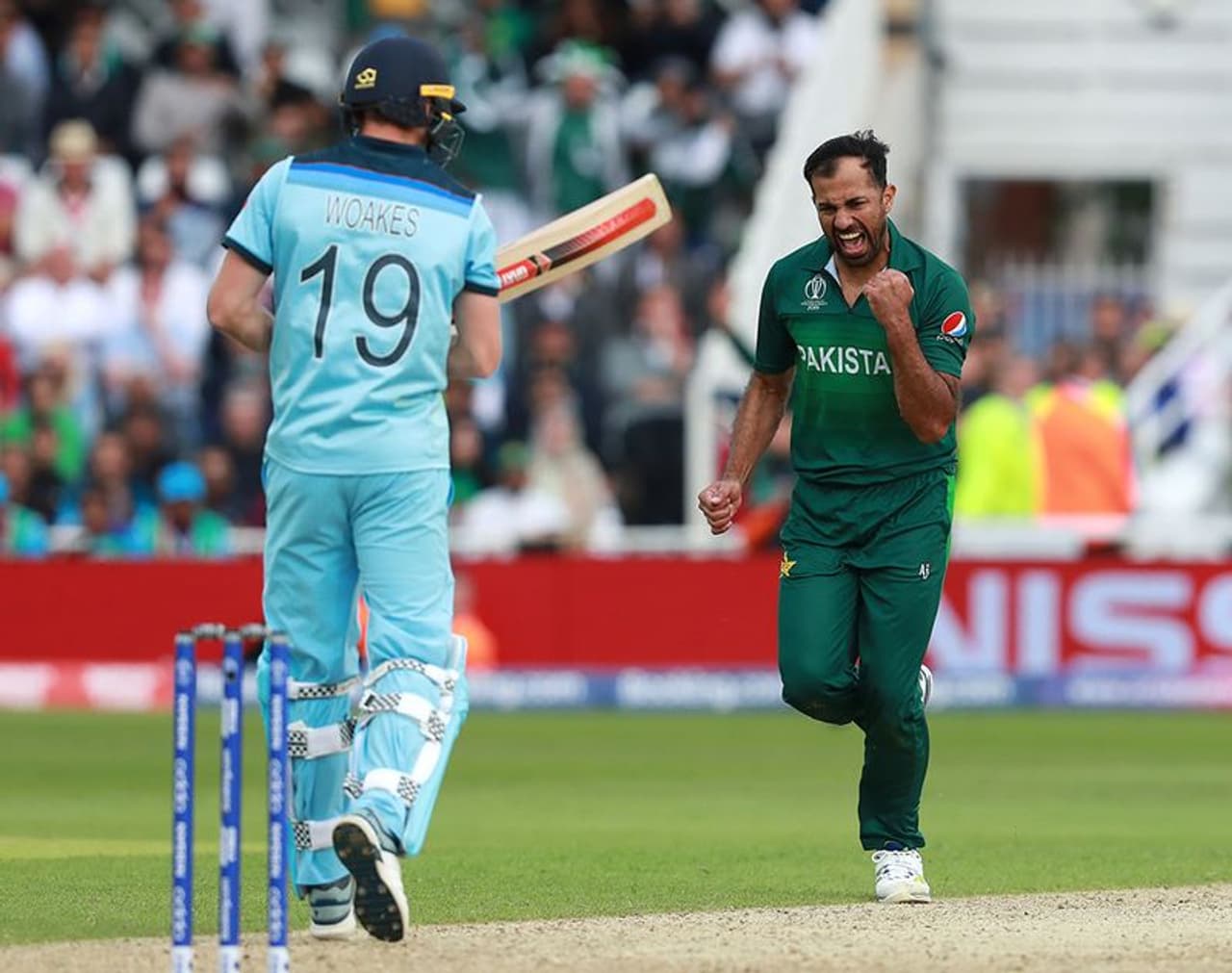 ഇംഗ്ലണ്ടിനെതിരെ ഏഴാം ഓവറിലാണ് വഹാബ് ആദ്യമായി പന്തെറിയാനെത്തിയത്. ആ ഓവറില് രണ്ട് ഫോള് ഉള്പ്പെടെ ഒമ്പത് റണ് താരം വഴങ്ങി. ഇംഗ്ലണ്ടിനെതിരെ ഏഴാം ഓവറിലാണ് വഹാബ് ആദ്യമായി പന്തെറിയാനെത്തിയത്. ആ ഓവറില് രണ്ട് ഫോള് ഉള്പ്പെടെ ഒമ്പത് റണ് താരം വഴങ്ങി.