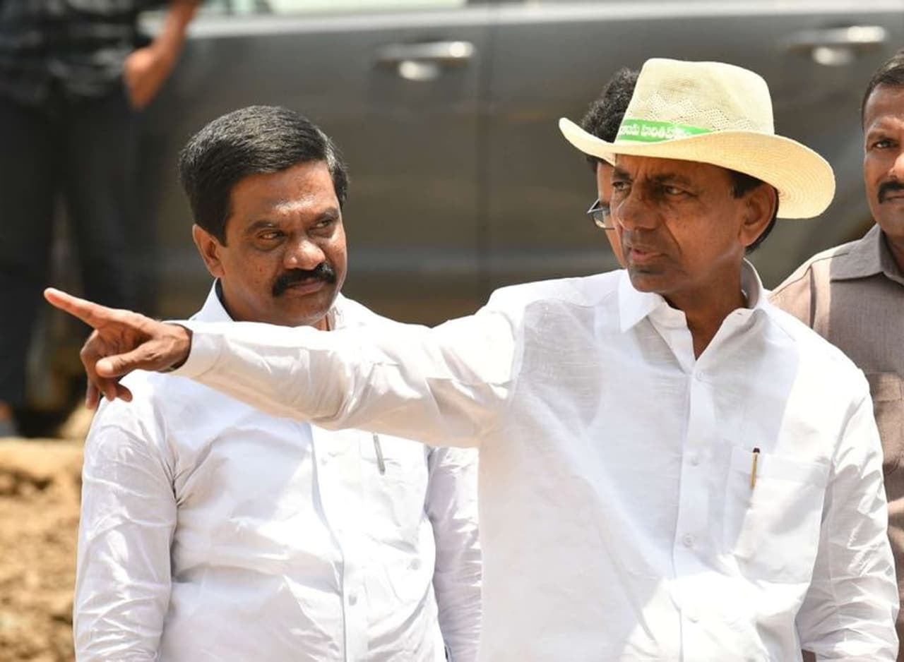 కాళేశ్వరం ప్రాజెక్టు పనులను పరిశీలించిన కేసీఆర్ (పోటోలు) కాళేశ్వరం ప్రాజెక్టు పనులను పరిశీలించిన కేసీఆర్ (పోటోలు)