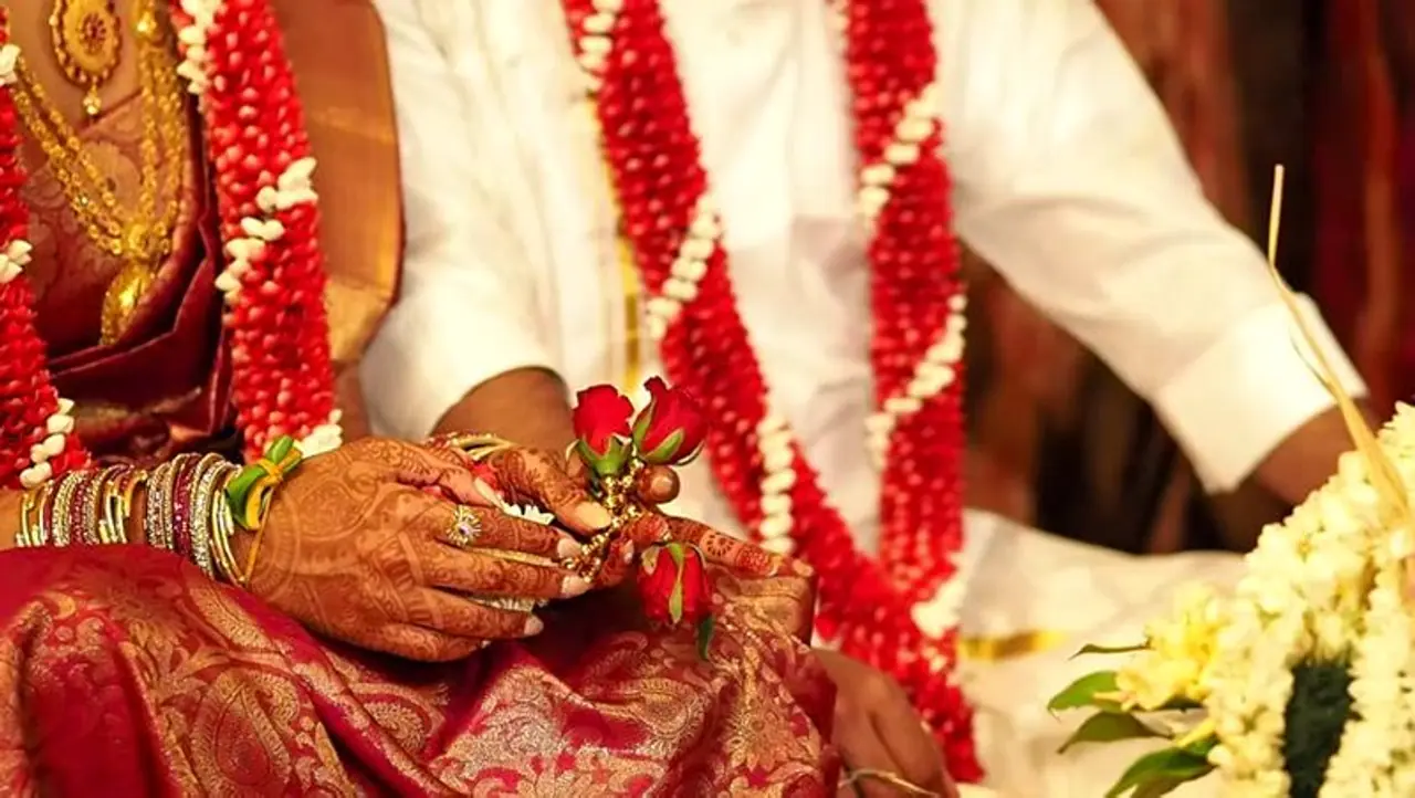 <p>ಒಬ್ಬ ವ್ಯಕ್ತಿಯು ಒಂದಕ್ಕಿಂತ ಹೆಚ್ಚು ವಿವಾಹವಾಗುತ್ತಾನಾ ಎಂಬುದನ್ನು ಕೈ ರೇಖೆಯೇ ಹೇಳುತ್ತದೆ. ಕೈ ರೇಖೆಗಳಿಂದ ಕಂಡುಬರುವ ವಿವಿಧ ವಿವಾಹ ಮುನ್ಸೂಚನೆಗಳ ಬಗ್ಗೆ ಮಾಹಿತಿ ಇಲ್ಲಿದೆ.</p> <p>ಒಬ್ಬ ವ್ಯಕ್ತಿಯು ಒಂದಕ್ಕಿಂತ ಹೆಚ್ಚು ವಿವಾಹವಾಗುತ್ತಾನಾ ಎಂಬುದನ್ನು ಕೈ ರೇಖೆಯೇ ಹೇಳುತ್ತದೆ. ಕೈ ರೇಖೆಗಳಿಂದ ಕಂಡುಬರುವ ವಿವಿಧ ವಿವಾಹ ಮುನ್ಸೂಚನೆಗಳ ಬಗ್ಗೆ ಮಾಹಿತಿ ಇಲ್ಲಿದೆ.</p>