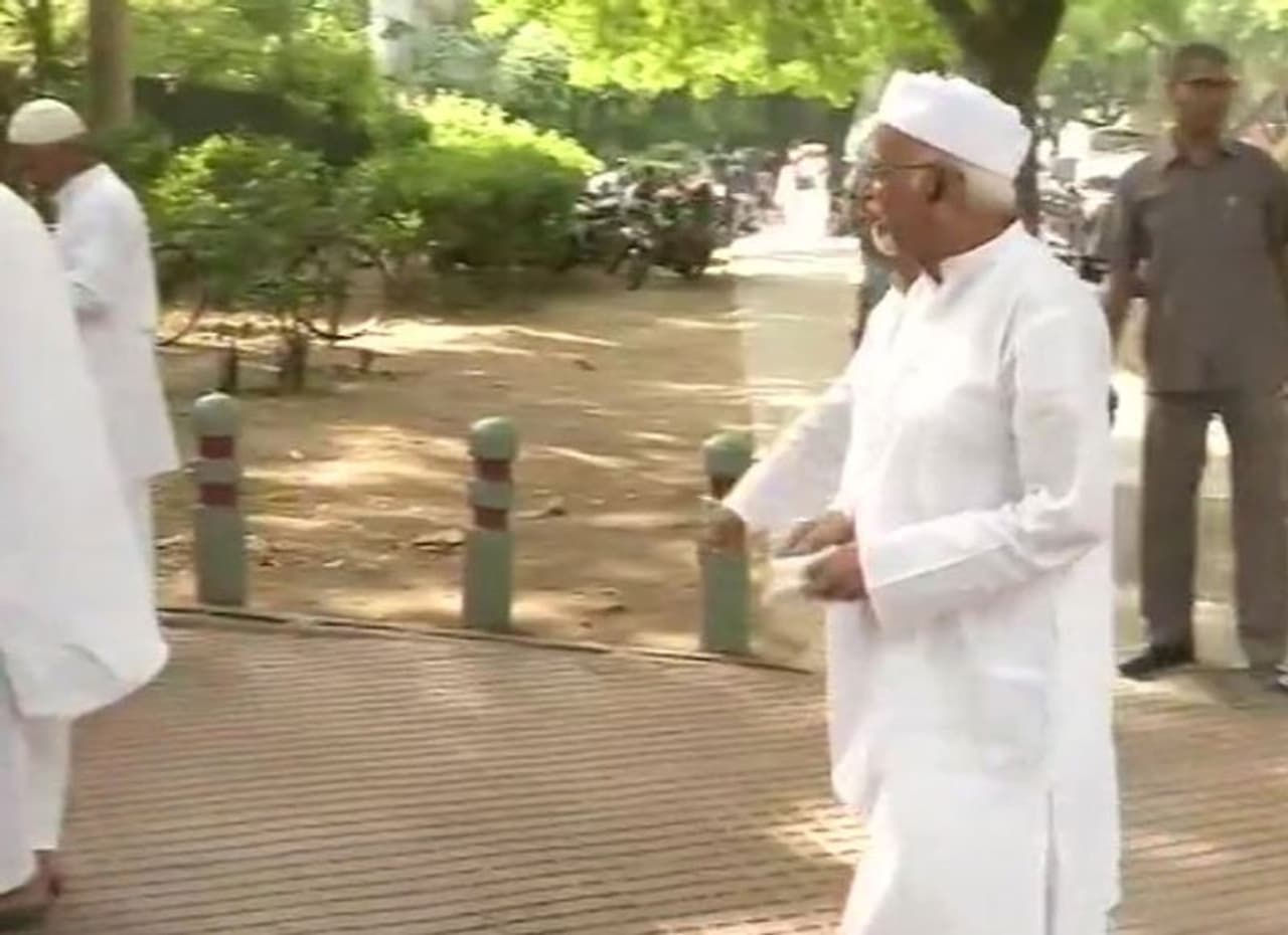 నేపాల్ పార్లమెంట్ వీధిలో మసీదు వద్ద మాజీ ప్రెసిడెంట్ హమీద్ అన్సారీ నేపాల్ పార్లమెంట్ వీధిలో మసీదు వద్ద మాజీ ప్రెసిడెంట్ హమీద్ అన్సారీ