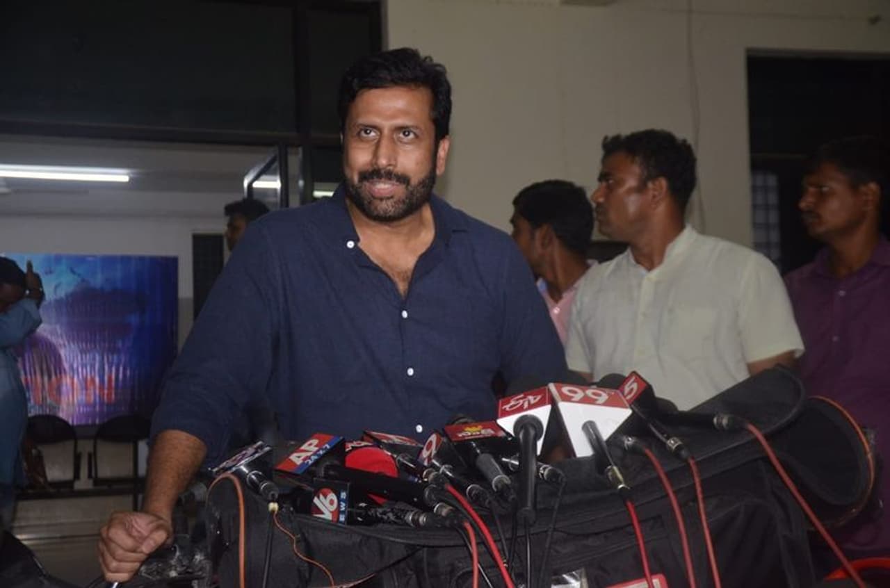 హైదరాబాద్: పోలీసుల విచారణ అనంతరం టీవీ9 మాజీ సీఈవో రవిప్రకాష్ సంచలన వ్యాఖ్యలు చేశారు. ఆయన అజ్ఞాతం వీడి మంగళవారం సాయంత్రం హైదరాబాద్ సైబర్ క్రైమ్ పోలీసుల విచారణకు హాజరైన విషయం తెలిసిందే. విచారణ అనంతరం ఆయన సంచలన వ్యాఖ్యలు చేశారు. హైదరాబాద్: పోలీసుల విచారణ అనంతరం టీవీ9 మాజీ సీఈవో రవిప్రకాష్ సంచలన వ్యాఖ్యలు చేశారు. ఆయన అజ్ఞాతం వీడి మంగళవారం సాయంత్రం హైదరాబాద్ సైబర్ క్రైమ్ పోలీసుల విచారణకు హాజరైన విషయం తెలిసిందే. విచారణ అనంతరం ఆయన సంచలన వ్యాఖ్యలు చేశారు.