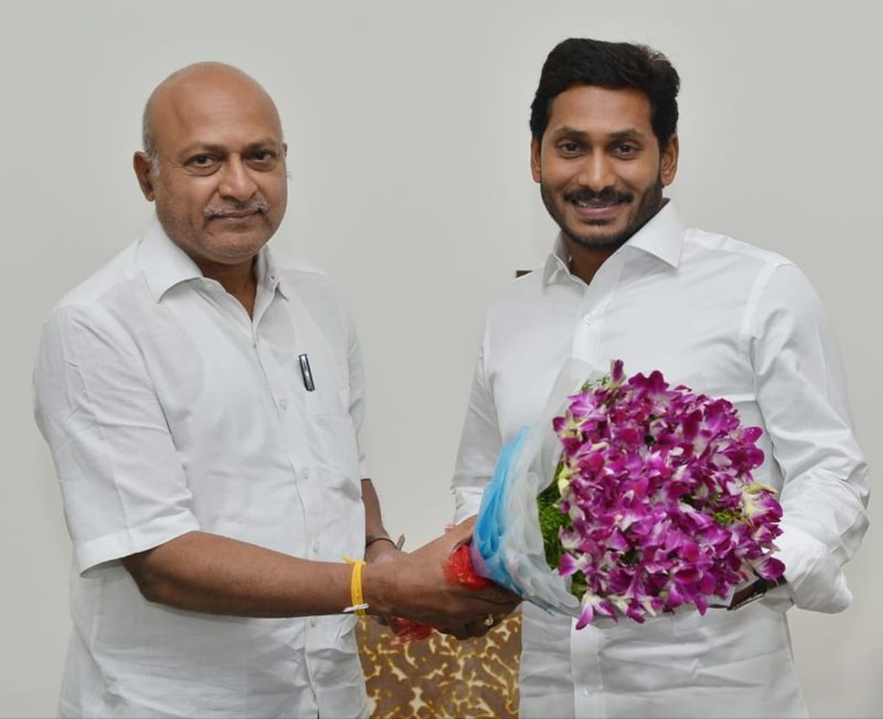 <p>ఆంధ్రప్రదేశ్ రాష్ట్రంలో ప్రభుత్వ సలహాదారుల్లో అజయ్ కల్లాం, పీవీ రమేష్ ల అధికారాలను జగన్ పూర్తిగా కట్ చేసి షాక్ ఇచ్చిన విషయం తెలిసిందే. ఇప్పుడు ఇద్దరూ కూడా ఎటువంటి సబ్జక్ట్స్ లేకుండా ఖాళీగా సలహాదారులుగా కార్యాలయంలో మిగిలిపోయారు.&nbsp;</p>