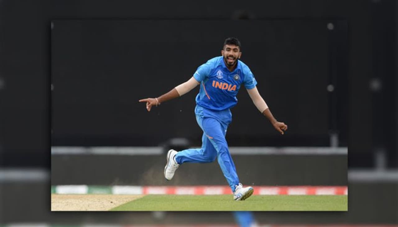 जसप्रीत बुमराह ने मैच को शुरुआत में ही भारत के पक्ष में मोड़ दिया था। उन्होंने पहले 6 ओवर में ही साउथ अफ्रीका के दोनों ओपनर बल्लेबाज़ों को चलता किया, जिससे साउथ अफ्रीका की टीम दबाव में आगयी। जसप्रीत बुमराह ने पूरे मैच में सटीक गेंदबाज़ी करते हुए अपने 10 ओवर में मात्र 35 रन देकर 2 खिलाड़ियों को आउट किया।