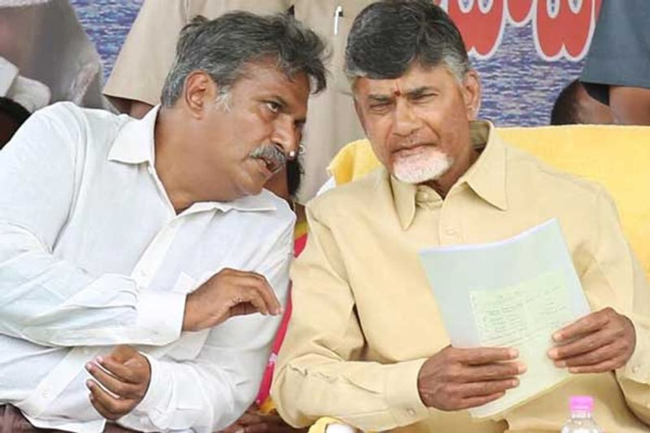 <p><br />విజయవాడ కార్పోరేషన్ ఎన్నికల్లో పోటీ చేసే అభ్యర్ధుల ఎంపిక విషయంలో ఎంపీ కేశినేని నానికి, ఎమ్మెల్సీ బుద్దా వెంకన్న, పార్టీ అధికార ప్రతినిధి నాగుల్ మీరా, పొలిట్ బ్యూరో సభ్యుడు బొండా ఉమా మహేశ్వరరావు వర్గాలకు మధ్య విమర్శలు, ప్రతి విమర్శలు చోటు చేసుకొన్నాయి.</p> <p><br />విజయవాడ కార్పోరేషన్ ఎన్నికల్లో పోటీ చేసే అభ్యర్ధుల ఎంపిక విషయంలో ఎంపీ కేశినేని నానికి, ఎమ్మెల్సీ బుద్దా వెంకన్న, పార్టీ అధికార ప్రతినిధి నాగుల్ మీరా, పొలిట్ బ్యూరో సభ్యుడు బొండా ఉమా మహేశ్వరరావు వర్గాలకు మధ్య విమర్శలు, ప్రతి విమర్శలు చోటు చేసుకొన్నాయి.</p>