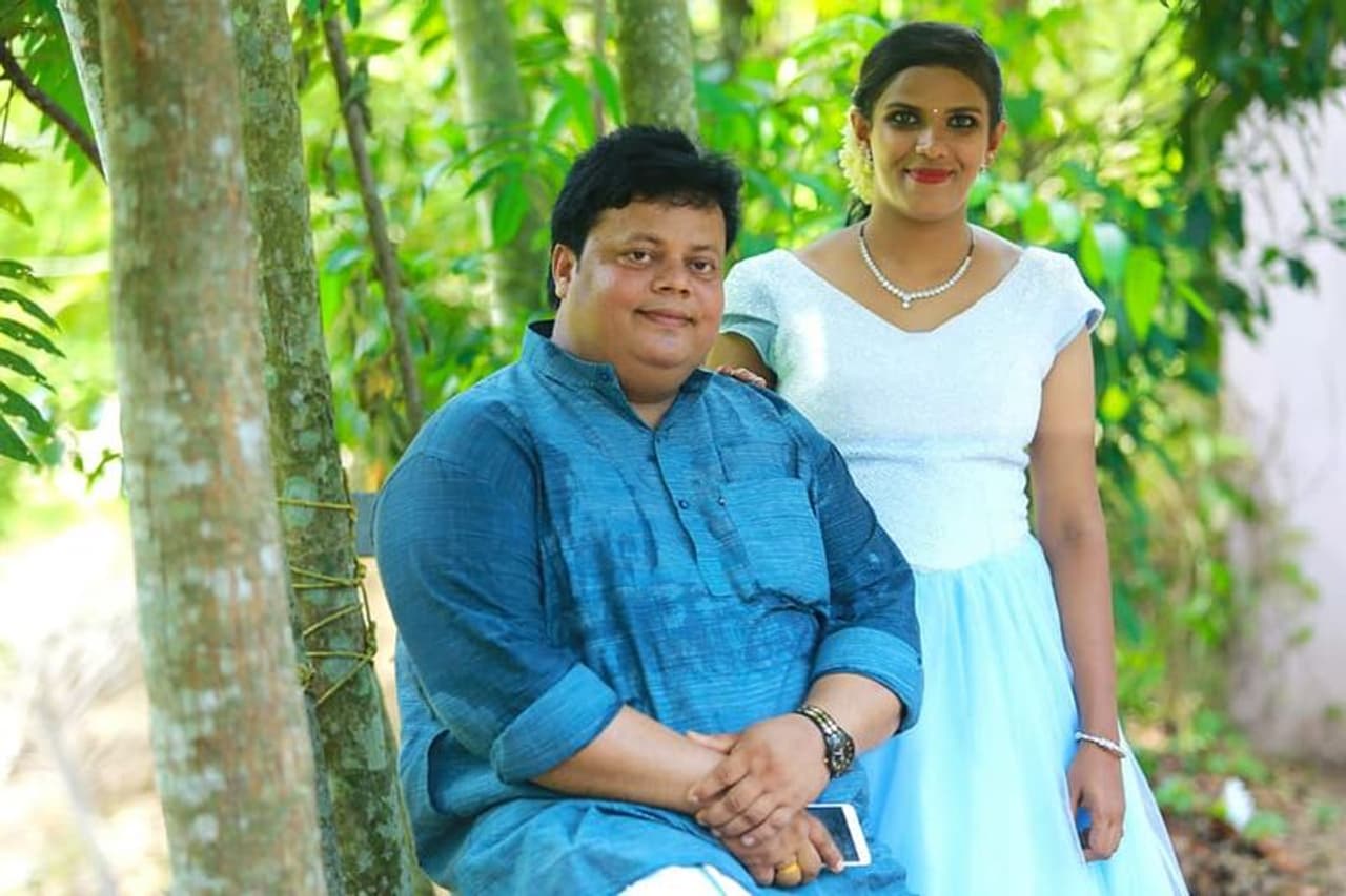 നടനും ബിഗ് ബോസ് താരവുമായ അനൂപ് ചന്ദ്രന് വിവാഹിതനാകുന്നു. കര്ഷകയായ ലക്ഷ്മി രാജഗോപാലാണ് വധു. വളവനാടുള്ള വീട്ടില് വച്ച് ഇരുവരുടെയും വിവാഹ നിശ്ചയം നടന്നു. നടനും ബിഗ് ബോസ് താരവുമായ അനൂപ് ചന്ദ്രന് വിവാഹിതനാകുന്നു. കര്ഷകയായ ലക്ഷ്മി രാജഗോപാലാണ് വധു. വളവനാടുള്ള വീട്ടില് വച്ച് ഇരുവരുടെയും വിവാഹ നിശ്ചയം നടന്നു.