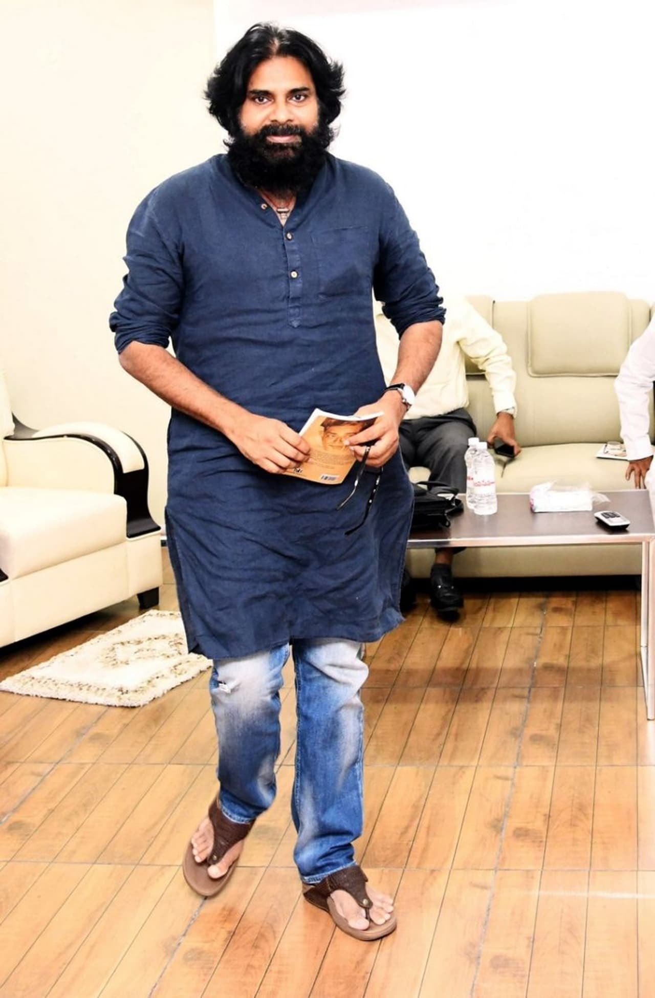 జనసేన పార్టీ కార్యాలయంలో పవన్ కల్యాణ్ జనసేన పార్టీ కార్యాలయంలో పవన్ కల్యాణ్