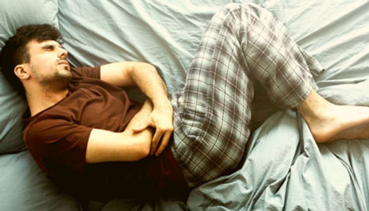 <p>ಆಹಾರವನ್ನು ಸೇವಿಸಿದ ತಕ್ಷಣ, ಮೇದೋಜ್ಜೀರಕ ಗ್ರಂಥಿಯು ಜೀರ್ಣಕಾರಿ ಕಿಣ್ವಗಳನ್ನು ಸಣ್ಣ ಕರುಳಿನಲ್ಲಿ ಬಿಡುಗಡೆ ಮಾಡಿ ಆಹಾರವನ್ನು ಒಡೆಯುತ್ತದೆ. ಜೀರ್ಣಕಾರಿ ಕಿಣ್ವಗಳ ಹರಿವಿನಲ್ಲಿ ದಟ್ಟಣೆ ಇದ್ದಾಗ ಪ್ಯಾಂಕ್ರಿಯಾಟೈಟಿಸ್ ಸಂಭವಿಸುತ್ತದೆ ಮತ್ತು ಈ ಕಿಣ್ವಗಳು ಅಂಗದ ಮೇಲೆ ಆಕ್ರಮಣ ಮಾಡಲು ಪ್ರಾರಂಭಿಸುತ್ತವೆ. ಮೇದೋಜ್ಜೀರಕ ಗ್ರಂಥಿಯ ಉರಿಯೂತದ ಕಾರಣಗಳಲ್ಲಿ ಪಿತ್ತಗಲ್ಲುಗಳು, ರಕ್ತದಲ್ಲಿ ಅತಿಯಾದ ಕೊಬ್ಬುಗಳು, ಆಲ್ಕೊಹಾಲ್, ಮೇದೋಜ್ಜೀರಕ ಗ್ರಂಥಿಗೆ ಗಾಯ, ಸಿಸ್ಟಿಕ್ ಫೈಬ್ರೋಸಿಸ್ ಮತ್ತು ಕೆಲವು ಔಷಧಿಗಳು ಸೇರಿವೆ. </p> <p>ಆಹಾರವನ್ನು ಸೇವಿಸಿದ ತಕ್ಷಣ, ಮೇದೋಜ್ಜೀರಕ ಗ್ರಂಥಿಯು ಜೀರ್ಣಕಾರಿ ಕಿಣ್ವಗಳನ್ನು ಸಣ್ಣ ಕರುಳಿನಲ್ಲಿ ಬಿಡುಗಡೆ ಮಾಡಿ ಆಹಾರವನ್ನು ಒಡೆಯುತ್ತದೆ. ಜೀರ್ಣಕಾರಿ ಕಿಣ್ವಗಳ ಹರಿವಿನಲ್ಲಿ ದಟ್ಟಣೆ ಇದ್ದಾಗ ಪ್ಯಾಂಕ್ರಿಯಾಟೈಟಿಸ್ ಸಂಭವಿಸುತ್ತದೆ ಮತ್ತು ಈ ಕಿಣ್ವಗಳು ಅಂಗದ ಮೇಲೆ ಆಕ್ರಮಣ ಮಾಡಲು ಪ್ರಾರಂಭಿಸುತ್ತವೆ. ಮೇದೋಜ್ಜೀರಕ ಗ್ರಂಥಿಯ ಉರಿಯೂತದ ಕಾರಣಗಳಲ್ಲಿ ಪಿತ್ತಗಲ್ಲುಗಳು, ರಕ್ತದಲ್ಲಿ ಅತಿಯಾದ ಕೊಬ್ಬುಗಳು, ಆಲ್ಕೊಹಾಲ್, ಮೇದೋಜ್ಜೀರಕ ಗ್ರಂಥಿಗೆ ಗಾಯ, ಸಿಸ್ಟಿಕ್ ಫೈಬ್ರೋಸಿಸ್ ಮತ್ತು ಕೆಲವು ಔಷಧಿಗಳು ಸೇರಿವೆ. </p>