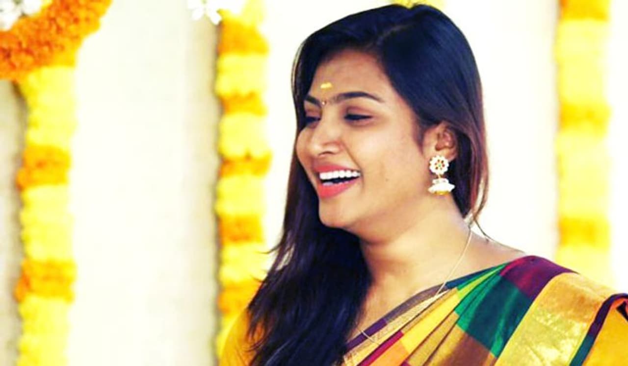 <p>‘வம்சம்' படத்தின் மூலம் காமெடி நடிகையாக அறிமுகமானவர் நடிகை நந்தினி. இந்த படத்தை தொடர்ந்து, 'கேடி பில்லா கில்லாடி ரங்கா' , போன்ற சில தமிழ் படங்களில் நடித்தாலும் இவரால் காமெடி நடிகையாக ஜொலிக்க முடியவில்லை.இதனால் வெள்ளித்திரையில் இருந்து விலகி, சின்னத்திரையில் காலடி எடுத்து வைத்தார்.</p> <p>‘வம்சம்' படத்தின் மூலம் காமெடி நடிகையாக அறிமுகமானவர் நடிகை நந்தினி. இந்த படத்தை தொடர்ந்து, 'கேடி பில்லா கில்லாடி ரங்கா' , போன்ற சில தமிழ் படங்களில் நடித்தாலும் இவரால் காமெடி நடிகையாக ஜொலிக்க முடியவில்லை.இதனால் வெள்ளித்திரையில் இருந்து விலகி, சின்னத்திரையில் காலடி எடுத்து வைத்தார்.</p>