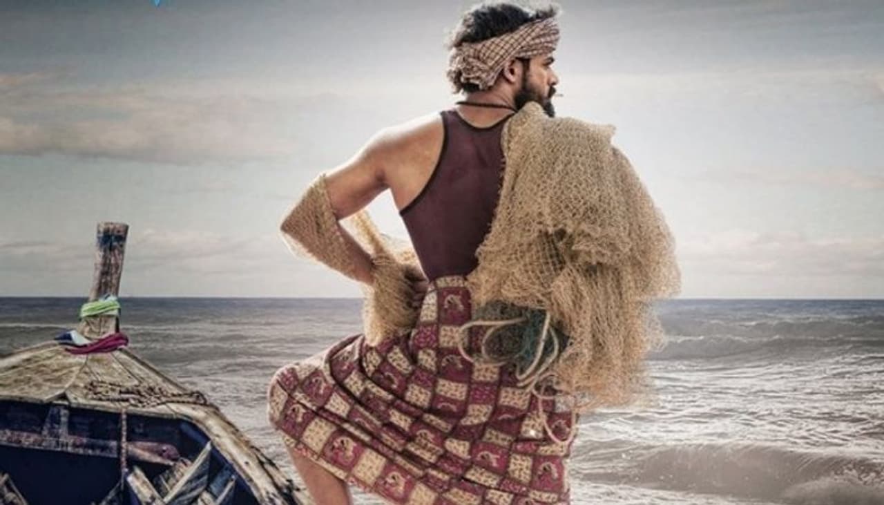 ఉప్పెన: మెగా మేనల్లుడు వైష్ణవ్ తేజ మొదటి సినిమా ఉప్పెన. ఫస్ట్ మూవీతోనే సింపుల్ గా ఒక జాలరిగా ఎంట్రీ ఇవ్వనున్నాడు. ఈ సినిమా వచ్చే ఏడాది సమ్మర్ లో రిలీజ్ కానుంది. ఉప్పెన: మెగా మేనల్లుడు వైష్ణవ్ తేజ మొదటి సినిమా ఉప్పెన. ఫస్ట్ మూవీతోనే సింపుల్ గా ఒక జాలరిగా ఎంట్రీ ఇవ్వనున్నాడు. ఈ సినిమా వచ్చే ఏడాది సమ్మర్ లో రిలీజ్ కానుంది.