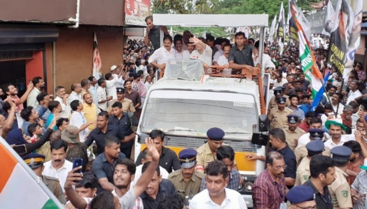 മലപ്പുറത്ത് എത്തിയ രാഹുല് ഗാന്ധിക്ക് ലഭിച്ച സ്വീകരണം മലപ്പുറത്ത് എത്തിയ രാഹുല് ഗാന്ധിക്ക് ലഭിച്ച സ്വീകരണം