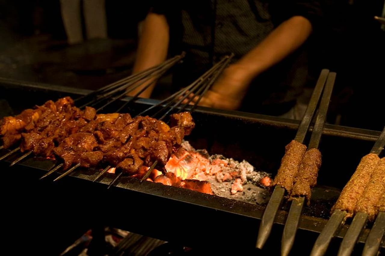 <p>నిప్పులమీద నూనె లేకుండా తయారయ్యే కబాబ్ లు ఇలా నోట్లో వేసుకోగానే అలా కరిగిపోతాయి. రుచిలో అద్భుతంగా ఉండే ఈ కబాబ్స్ అంటే ఇష్టపడని వారు ఉండరు. టర్కిష్ వంటకమైన కబాబ్ ప్రపంచవ్యాప్తంగా అభిమానుల్ని సంపాదించుకుంది. కబాబ్ ప్రోటీన్ రిచ్ ఫుడ్ కూడా.. చికెన్, జీడిపప్పుల్లోని పోషకాలతో ఇది రుచికే కాదు శరీరానికీ ఎంతో మంచిది. </p> <p>నిప్పులమీద నూనె లేకుండా తయారయ్యే కబాబ్ లు ఇలా నోట్లో వేసుకోగానే అలా కరిగిపోతాయి. రుచిలో అద్భుతంగా ఉండే ఈ కబాబ్స్ అంటే ఇష్టపడని వారు ఉండరు. టర్కిష్ వంటకమైన కబాబ్ ప్రపంచవ్యాప్తంగా అభిమానుల్ని సంపాదించుకుంది. కబాబ్ ప్రోటీన్ రిచ్ ఫుడ్ కూడా.. చికెన్, జీడిపప్పుల్లోని పోషకాలతో ఇది రుచికే కాదు శరీరానికీ ఎంతో మంచిది. </p>