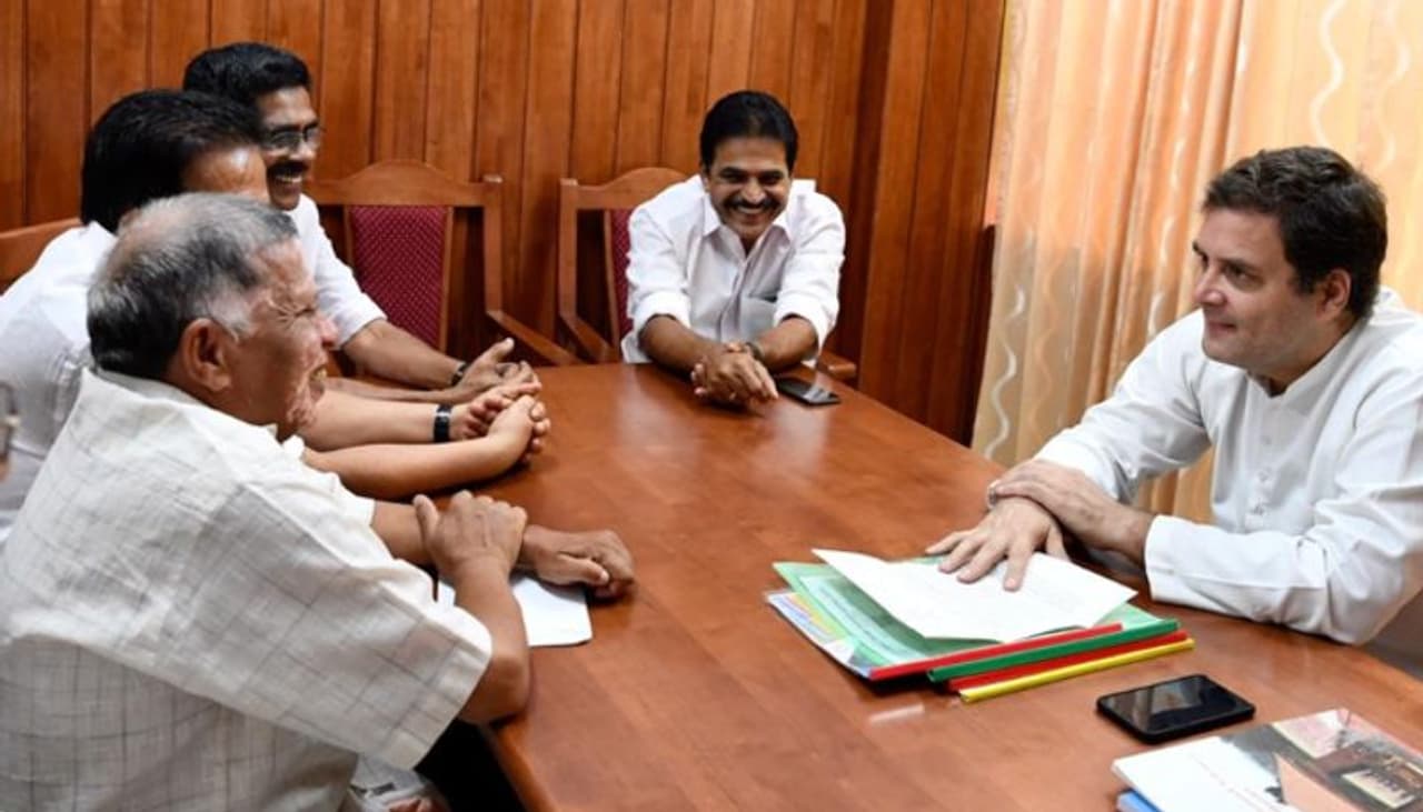 കല്‍പറ്റ എംഎല്‍എ സികെ ശശീന്ദ്രനുമായി ചര്‍ച്ച നടത്തുന്ന നിയുക്ത വയനാട് എംപി രാഹുല്‍ ഗാന്ധി. എഐസിസി ജനറല്‍ സെക്രട്ടറി കെസി വേണുഗോപാല്‍, കെപിസിസി അധ്യക്ഷൻ് മുല്ലപ്പള്ളി രാമചന്ദ്രന്‍ എന്നിവര്‍ സമീപം.