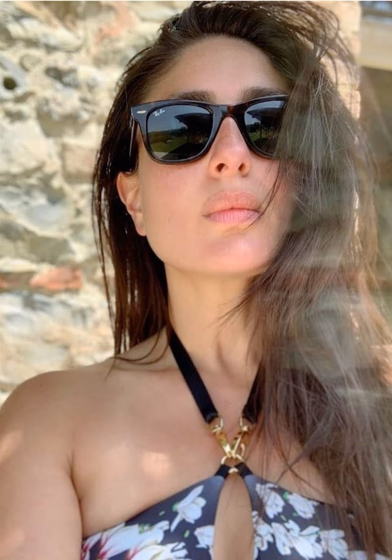 बॉलीवुड एक्ट्रेस करीना कपूर जिन्हें बेबो के नाम से भी जाना जाता है। वह इन दिनों अपनी फैमिली के साथ टस्कनी में मजे कर रही हैं। लेकिन अपनी एक फोटो शेयर करने की वजह से वह ट्रोल्स के निशाने पर आ गईं हैं।