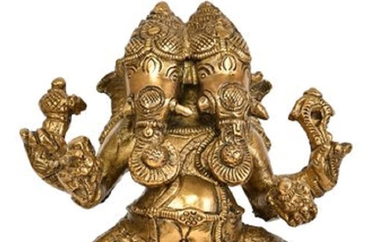 <p>ಛಿದ್ರಗೊಂಡ ವಿಗ್ರಹ ಹಿಂದೂ ಧರ್ಮದಲ್ಲಿ, ಛಿದ್ರಗೊಂಡ ವಿಗ್ರಹವನ್ನು ಪೂಜಿಸುವುದು ಅಶುಭ, ಆದ್ದರಿಂದ ಛಿದ್ರಗೊಂಡ ವಿಗ್ರಹವನ್ನು ಮನೆಯಲ್ಲಿಡಬೇಡಿ. </p> <p>ಛಿದ್ರಗೊಂಡ ವಿಗ್ರಹ ಹಿಂದೂ ಧರ್ಮದಲ್ಲಿ, ಛಿದ್ರಗೊಂಡ ವಿಗ್ರಹವನ್ನು ಪೂಜಿಸುವುದು ಅಶುಭ, ಆದ್ದರಿಂದ ಛಿದ್ರಗೊಂಡ ವಿಗ್ರಹವನ್ನು ಮನೆಯಲ್ಲಿಡಬೇಡಿ. </p>