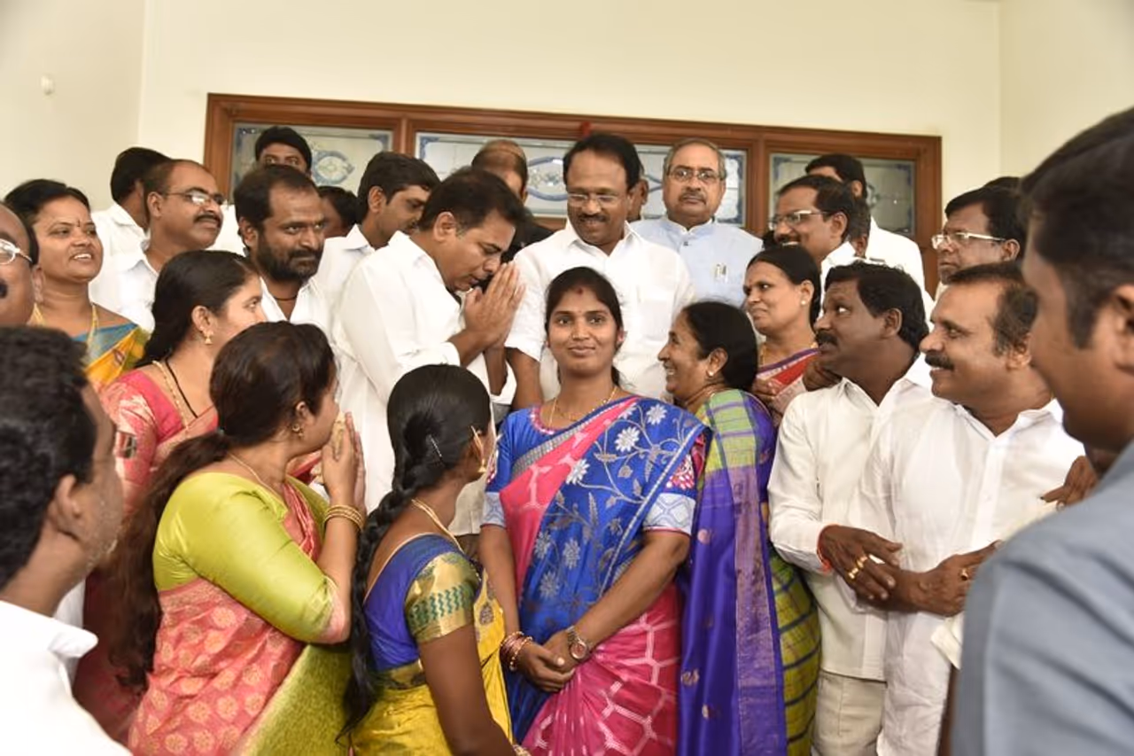 కేటీఆర్ ను కలిసిన జెడ్పీ చైర్ పర్సన్స్ (ఫొటోలు) కేటీఆర్ ను కలిసిన జెడ్పీ చైర్ పర్సన్స్ (ఫొటోలు)