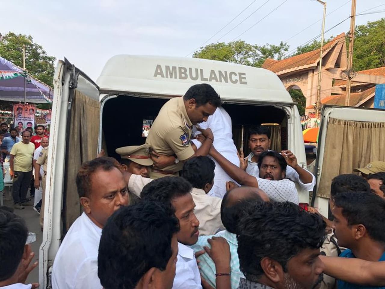 ఇందిరా పార్క్ వద్ద భట్టి దీక్షభగ్నం (ఫోటోలు) ఇందిరా పార్క్ వద్ద భట్టి దీక్షభగ్నం (ఫోటోలు)