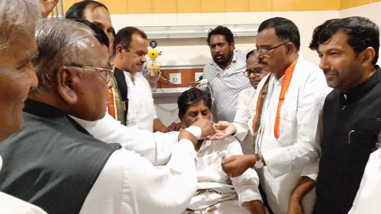 ఆస్పత్రిలో భట్టి దీక్ష, నేతల పరామర్శలు ఆస్పత్రిలో భట్టి దీక్ష, నేతల పరామర్శలు