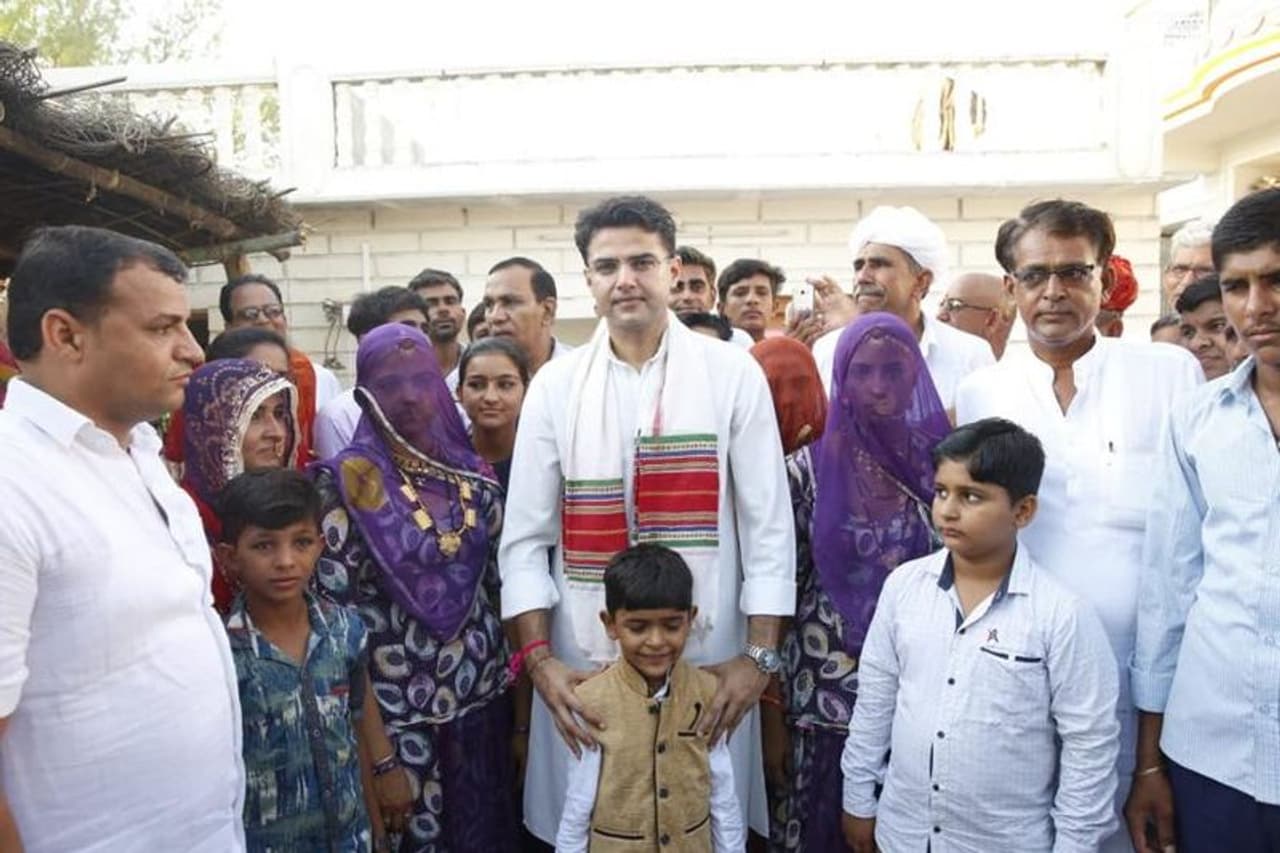 ಒಂದೆಡೆ ರಾಜಸ್ಥಾನ ಸಿಎಂ ಅಶೋಕ್ ಗೆಹ್ಲೋಟ್ ದಿಲ್ಲಿಗೆ ಹಾರಿ, ಪಕ್ಷದ ಹಿರಿಯ ನಾಯಕರೊಂದಿಗೆ ಮಾತುಕತೆ ನಡೆಸುವುದರಲ್ಲಿ ಬ್ಯೂಸಿಯಾಗಿದ್ದಾರೆ. ಆದರೆ ಇತ್ತ ಯುವ ನಾಯಕ, ಡಿಸಿಎಂ ಹಳ್ಳಿಗಳಿಗೆ ಭೇಟಿ ನೀಡಿ ಜನರ ನಡುವೆ ಸಮಯ ಕಳೆಯುತ್ತಿದ್ದಾರೆ.