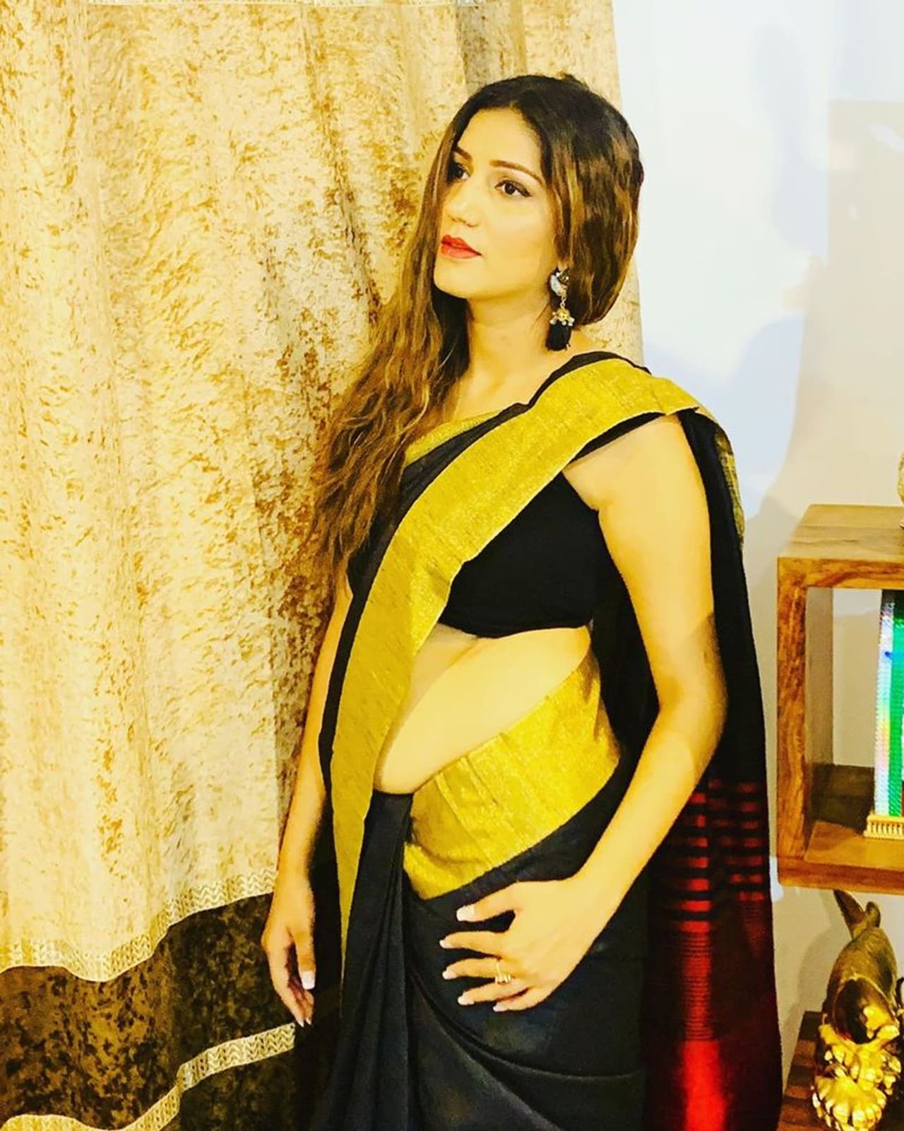 सपना चौधरी ने अपने सोशल मीडिया पर अपनी कुछ तस्वीरें ब्लैक सड़ी पहने हुए शेयर की है। जिसे देख फैंस की आंखे खुली की खुली रह गई हैं। सपना चौधरी ने अपने सोशल मीडिया पर अपनी कुछ तस्वीरें ब्लैक सड़ी पहने हुए शेयर की है। जिसे देख फैंस की आंखे खुली की खुली रह गई हैं।