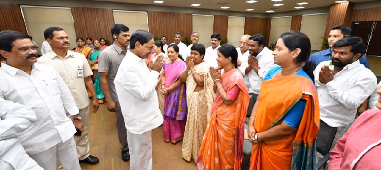 కొత్తగా ఎన్నికైన జడ్పీ ఛైర్పర్సన్లతో సమావేశమైన కేసీఆర్ (ఫోటోలు) కొత్తగా ఎన్నికైన జడ్పీ ఛైర్పర్సన్లతో సమావేశమైన కేసీఆర్ (ఫోటోలు)