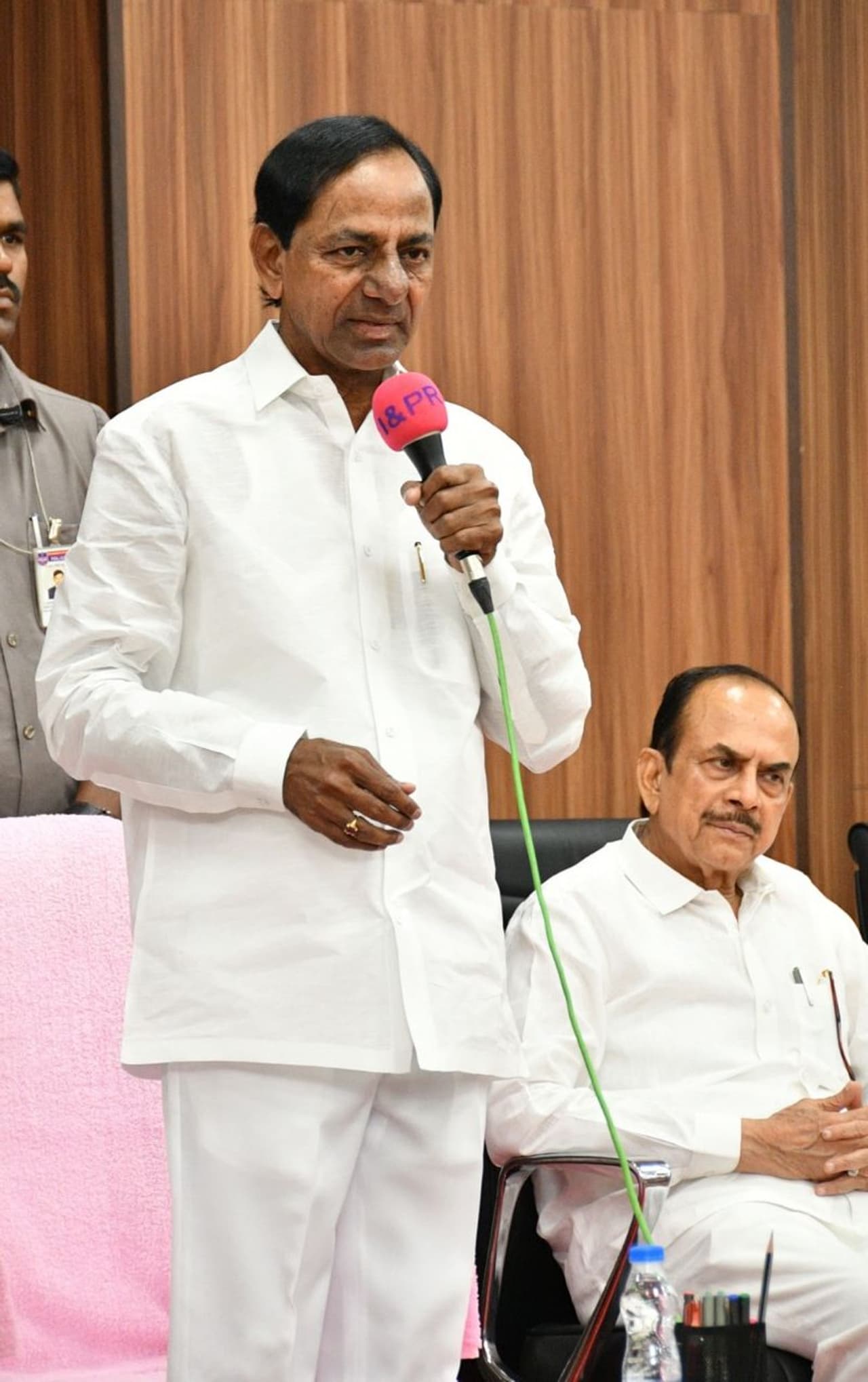 తెలంగాణ రాష్ట్రంలో మంత్రి వర్గ విస్తరణకు రంగం సిద్ధమైందా..? ఆగష్టు మెుదటి వారంలోనే మంత్రి వర్గ విస్తరణ జరిగే అవకాశం ఉందా...? ఈసారి మంత్రి వర్గ విస్తరణలో ఎవరెవరికి బెర్త్ లు దక్కనున్నాయి..? మంత్రి పదవికి దూరమైన హరీష్ రావుకు ఈసారి బెర్త్ కన్ఫమ్ అయ్యే అవకాశం ఉందా...? తెలంగాణ రాష్ట్రంలో మంత్రి వర్గ విస్తరణకు రంగం సిద్ధమైందా..? ఆగష్టు మెుదటి వారంలోనే మంత్రి వర్గ విస్తరణ జరిగే అవకాశం ఉందా...? ఈసారి మంత్రి వర్గ విస్తరణలో ఎవరెవరికి బెర్త్ లు దక్కనున్నాయి..? మంత్రి పదవికి దూరమైన హరీష్ రావుకు ఈసారి బెర్త్ కన్ఫమ్ అయ్యే అవకాశం ఉందా...?