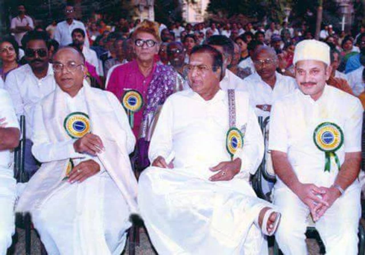 ప్రస్తుత రోజుల్లో హీరోలు ఏడాదికో సినిమా చేస్తే మాహా గొప్ప.. స్టార్ హీరోల నుంచి ఒక సినిమా రావాలంటే ఏడాదిన్నర సమయం పడుతోంది. కానీ అప్పట్లో టాప్ స్టార్స్ ఒక ఏడాదిలో 10 నుంచి 15 సినిమాలు రిలీజ్ అయ్యేలా చూసుకునేవారు. ప్రస్తుత రోజుల్లో హీరోలు ఏడాదికో సినిమా చేస్తే మాహా గొప్ప.. స్టార్ హీరోల నుంచి ఒక సినిమా రావాలంటే ఏడాదిన్నర సమయం పడుతోంది. కానీ అప్పట్లో టాప్ స్టార్స్ ఒక ఏడాదిలో 10 నుంచి 15 సినిమాలు రిలీజ్ అయ్యేలా చూసుకునేవారు.