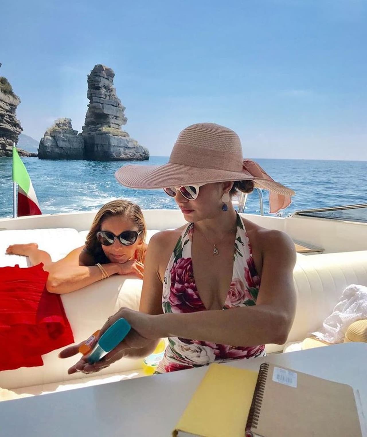 जैकलीन ने बिकिनी और मोनोकनी में कई सारी तस्वीरें अपने इंस्टाग्राम अकाउंट पर शेयर की है। शेयर करते हुए उन्होंने बहन को बर्थडे विश किया है। फोटो में जैकलीन और उनकी बहन का लुक काफी खूबसूरत दिखाई दे रहा है। जैकलीन ने बिकिनी और मोनोकनी में कई सारी तस्वीरें अपने इंस्टाग्राम अकाउंट पर शेयर की है। शेयर करते हुए उन्होंने बहन को बर्थडे विश किया है। फोटो में जैकलीन और उनकी बहन का लुक काफी खूबसूरत दिखाई दे रहा है।