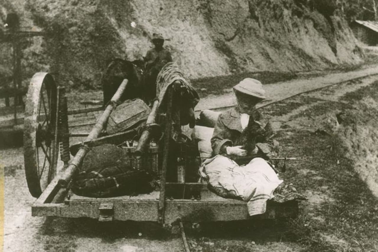 കേരളത്തില്‍ ട്രെയിന്‍ ഇല്ലാത്ത ജില്ലകളില്‍ ഒന്നാണ് ഇടുക്കി. എന്നാല്‍, ബ്രിട്ടീഷ് കാലത്ത് ഇവിടെ ട്രെയിന്‍ ഓടിയിരുന്നു. ആദ്യം മോണോ റെയില്‍ സംവിധാനമായിരുന്നു ഇവിടെ ഉണ്ടായിരുന്നത്. പിന്നീട് ചരക്കുനീക്കത്തിനായി ഇത് നാരോ ഗേജ് സംവിധാനത്തിലേക്ക് മാറി. 1924 ലെ പ്രളയത്തില്‍ പാളങ്ങള്‍ പൂര്‍ണ്ണമായി നശിച്ചതിനെ തുടര്‍ന്നാണ് ഇവിടെ തീവണ്ടി സര്‍വീസ് ഇല്ലാതായത്.