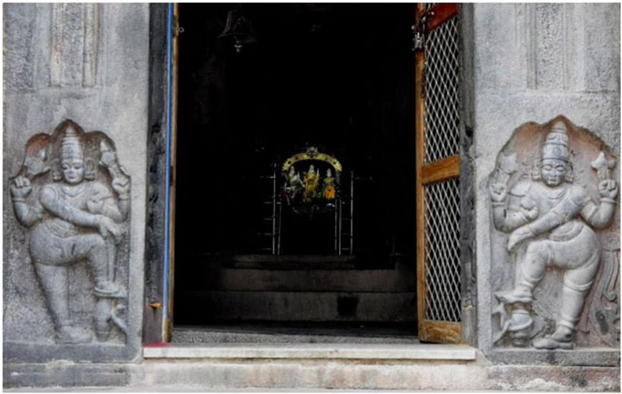 ఆధ్యాత్మిక క్షేత్రాలలో అరుదైన ఆలయం డిచ్ పల్లి ఖిల్లా రామాలయం.‘తెలంగాణ ఖజురహో’గా పేరొందిన ఈ ఆలయంలో రమణీయమైన రతికేళీ దృశ్యాలు భక్తులకురక్తిని కలిగిస్తాయి. ఆధ్యాత్మిక క్షేత్రాలలో అరుదైన ఆలయం డిచ్ పల్లి ఖిల్లా రామాలయం.‘తెలంగాణ ఖజురహో’గా పేరొందిన ఈ ఆలయంలో రమణీయమైన రతికేళీ దృశ్యాలు భక్తులకురక్తిని కలిగిస్తాయి.