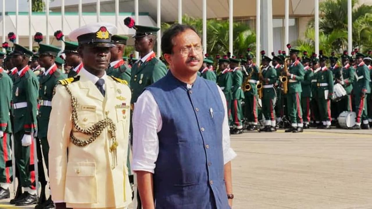 രാഷ്ട്രത്തലവൻമാര്ക്ക് നൽകുന്ന ഗാര്ഡ് ഓഫ് ഓണര് നൽകിയാണ് വി മുരളീധരനെ നൈജീരിയൻ സൈന്യം വരവേറ്റത്. രാഷ്ട്രത്തലവൻമാര്ക്ക് നൽകുന്ന ഗാര്ഡ് ഓഫ് ഓണര് നൽകിയാണ് വി മുരളീധരനെ നൈജീരിയൻ സൈന്യം വരവേറ്റത്.