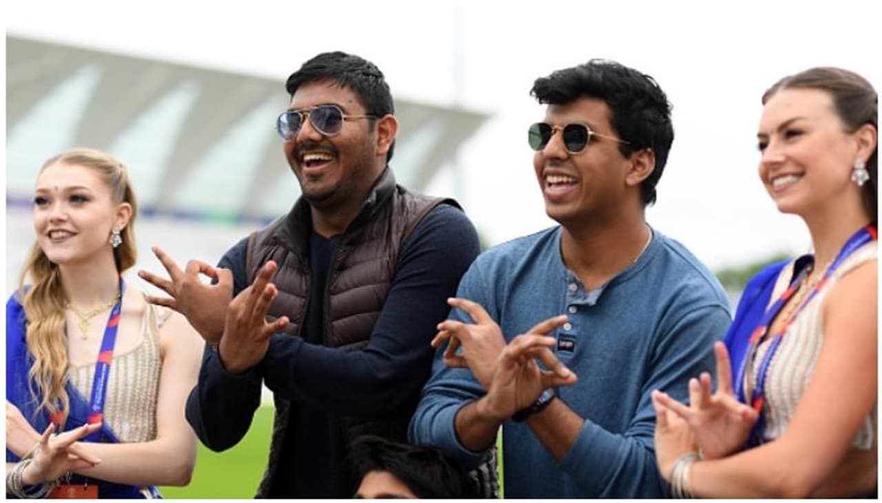 ഇന്ത്യ ന്യൂസീലന്‍ഡ് പോരാട്ടത്തിന് ദിവസങ്ങള്‍ക്ക് മുന്‍പേ നോട്ടിംഗ്‌ഹാമില്‍ മഴ മുന്നറിയിപ്പുണ്ടായിരുന്നു. അതിനാല്‍ ട്രെന്‍ഡ് ബ്രിഡ്‌ജില്‍ മഴ പ്രതീക്ഷിച്ചാണ് ആരാധകരെത്തിയത്.