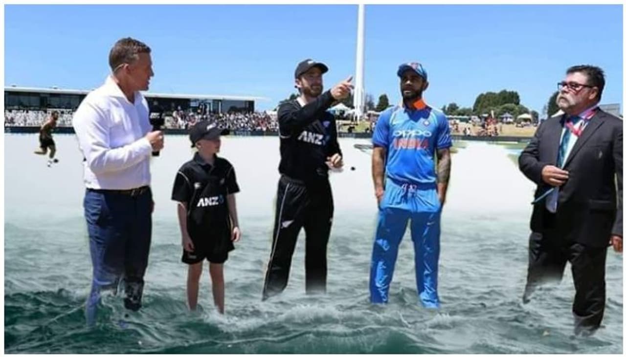 ടോസ് ഇടുന്നതിനെ കുറിച്ചാണ് രസകരമായ ഒരു ട്രോള്‍. ഇന്ത്യന്‍ നായകന്‍ വിരാട് കോലിയും കിവീസ് നായകന്‍ കെയ്‌ന്‍ വില്യംസണും വെള്ളത്തില്‍ ഇറങ്ങിനിന്ന് ടോസിടുകയാണ് ഇവിടെ. നോട്ടിംഗ്‌ഹാമില്‍ ഇതുവരെ ടോസ് ഇടാന്‍ കഴിഞ്ഞിട്ടില്ല, അപ്പോഴാണ് ട്രോളര്‍മാര്‍ ഇങ്ങനെ ടോസിട്ടത്!.