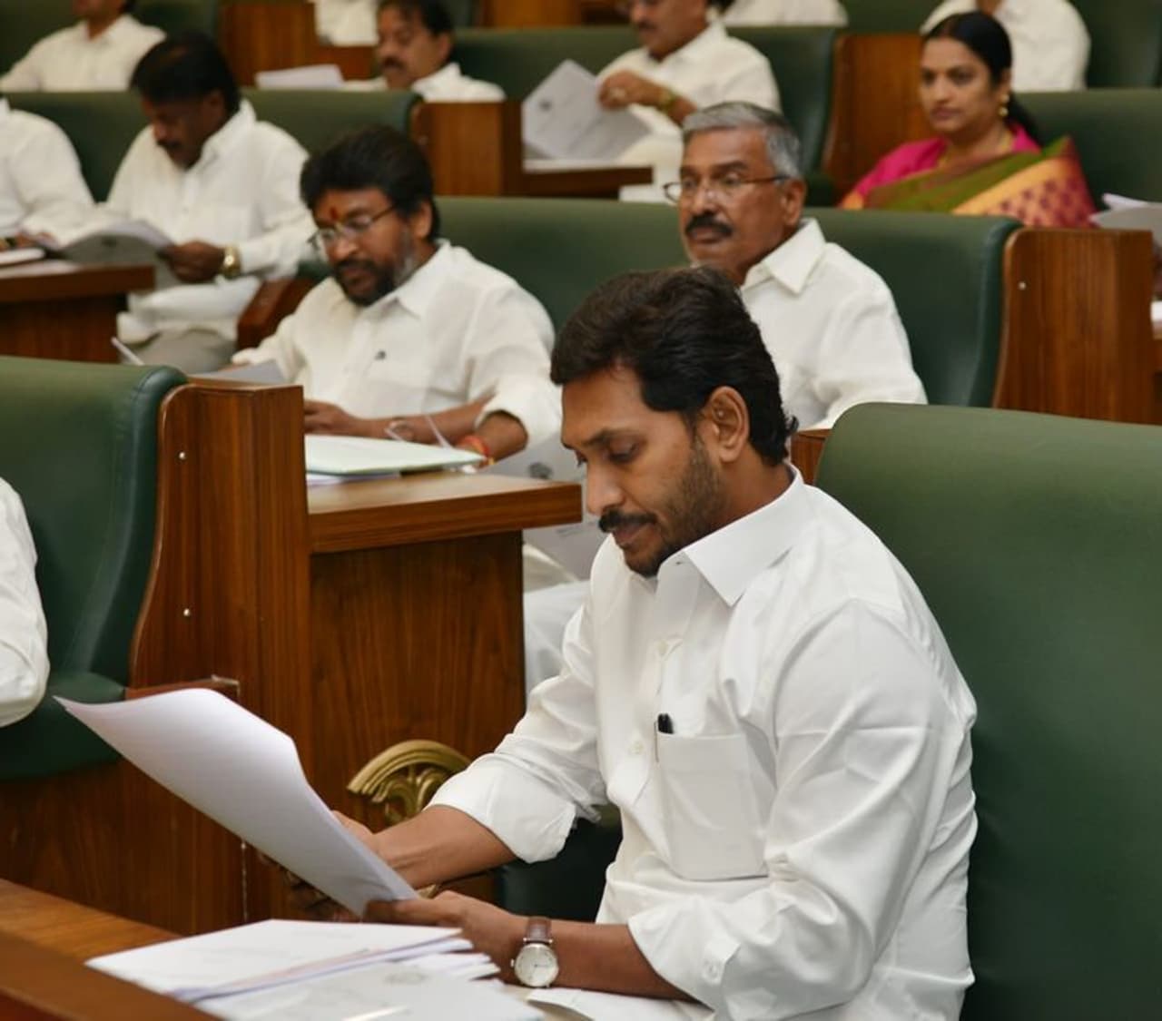 ఏపీలో ఉభయ సభలనుద్దేశించి ప్రసంగించిన గవర్నర్ ఏపీలో ఉభయ సభలనుద్దేశించి ప్రసంగించిన గవర్నర్