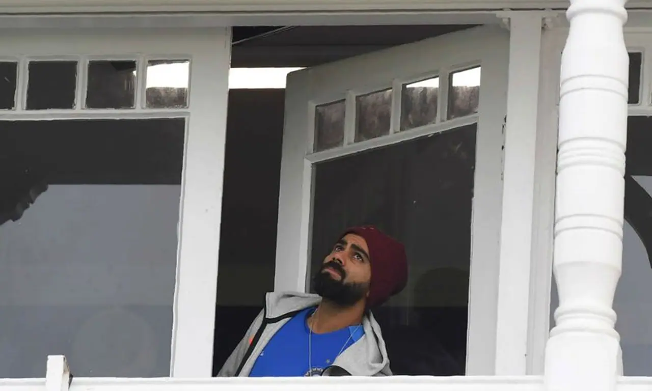 ട്രെന്റ്ബ്രിഡ്ജില്‍ മഴയുടെ ഒളിച്ചുകളിക്കിടെ മാനം നോക്കി നില്‍ക്കുന്ന ഇന്ത്യന്‍ നായകന്‍ വിരാട് കോലി