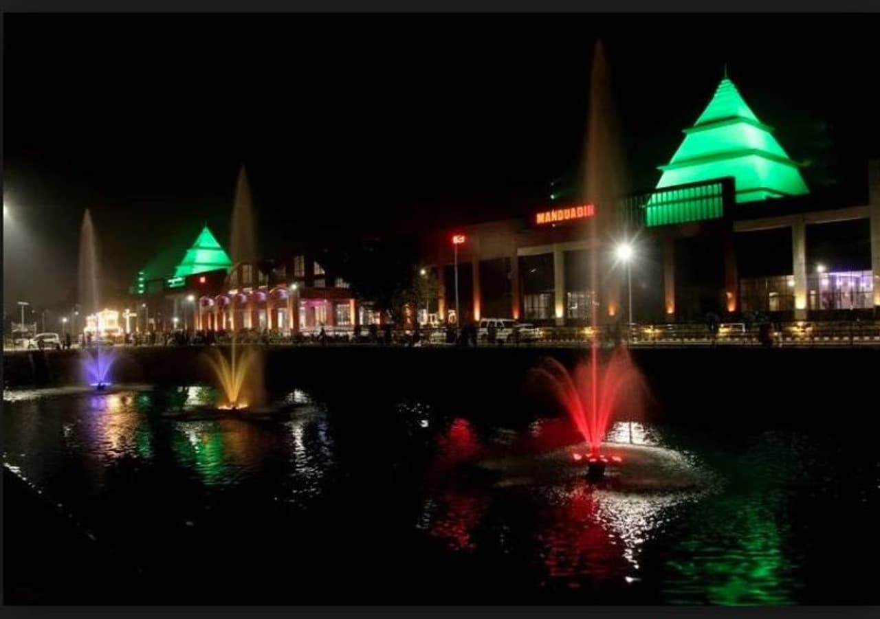 എയര്പോര്ട്ട് പോലിരിക്കുന്ന റെയില്വേ സ്റ്റേഷന്, അതാണ് ഉത്തര്പ്രദേശിലെ മാന്ഡുവദി റെയില്വേ സ്റ്റേഷന്. വന്കിട കമ്പിനിയുടെ ഓഫീസോ വിമാനത്താവളമോ ആണിതെന്ന് തെറ്റിദ്ധരിച്ചാല് കുറ്റം പറയാനൊക്കില്ല! എയര്പോര്ട്ട് പോലിരിക്കുന്ന റെയില്വേ സ്റ്റേഷന്, അതാണ് ഉത്തര്പ്രദേശിലെ മാന്ഡുവദി റെയില്വേ സ്റ്റേഷന്. വന്കിട കമ്പിനിയുടെ ഓഫീസോ വിമാനത്താവളമോ ആണിതെന്ന് തെറ്റിദ്ധരിച്ചാല് കുറ്റം പറയാനൊക്കില്ല!