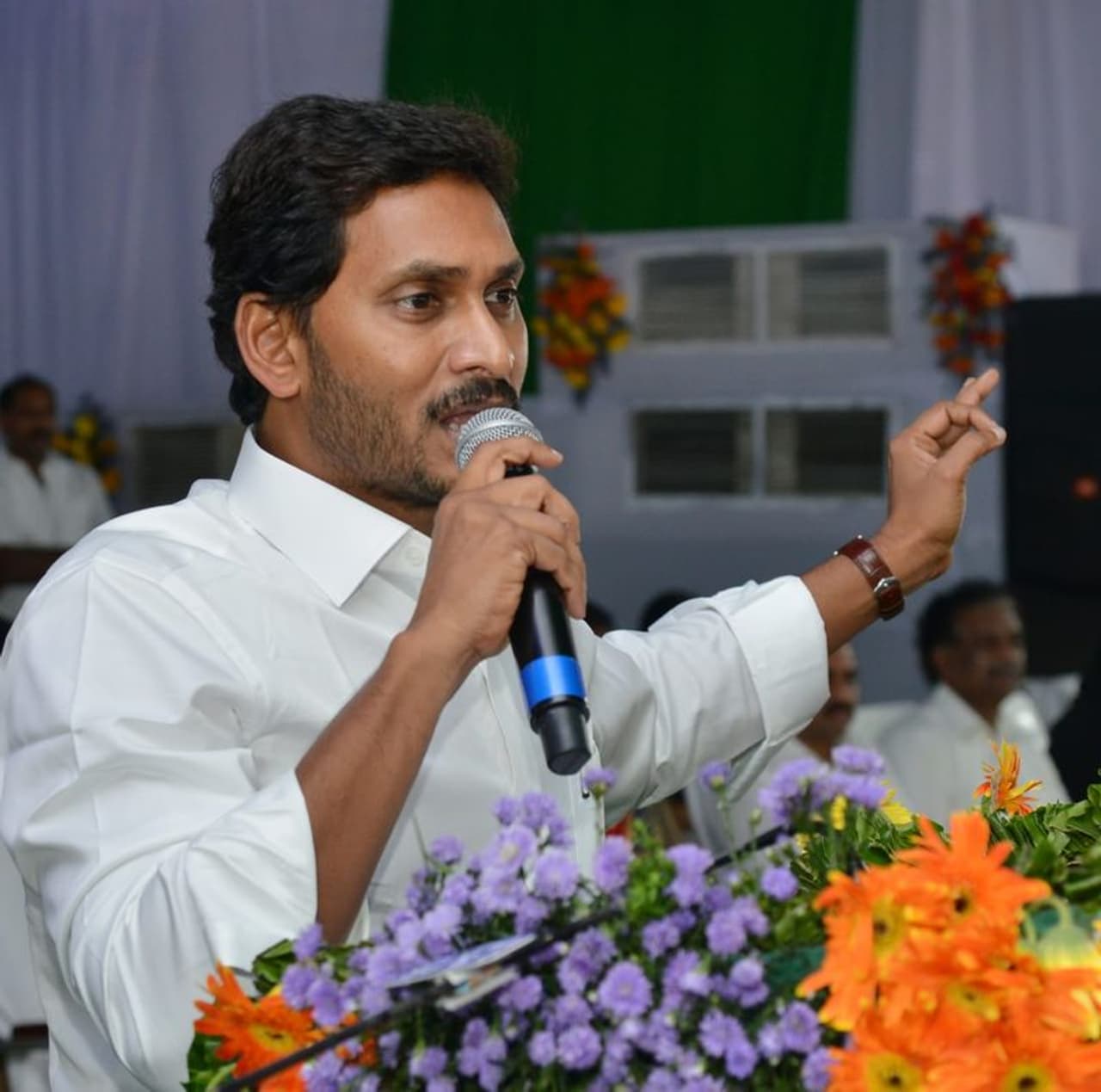 ఒడిలో కూర్చోబెట్టుకుని అక్షరాలు దద్దించిన జగన్ ఒడిలో కూర్చోబెట్టుకుని అక్షరాలు దద్దించిన జగన్