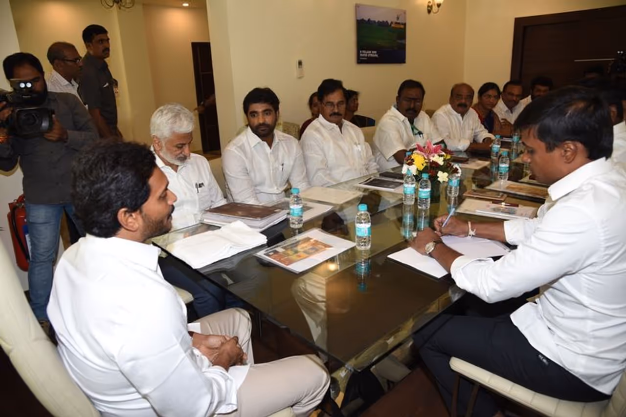 కుమారస్వామి భేటీ: పార్టీ ఎంపీలతో జగన్ (ఫొటోలు) కుమారస్వామి భేటీ: పార్టీ ఎంపీలతో జగన్ (ఫొటోలు)