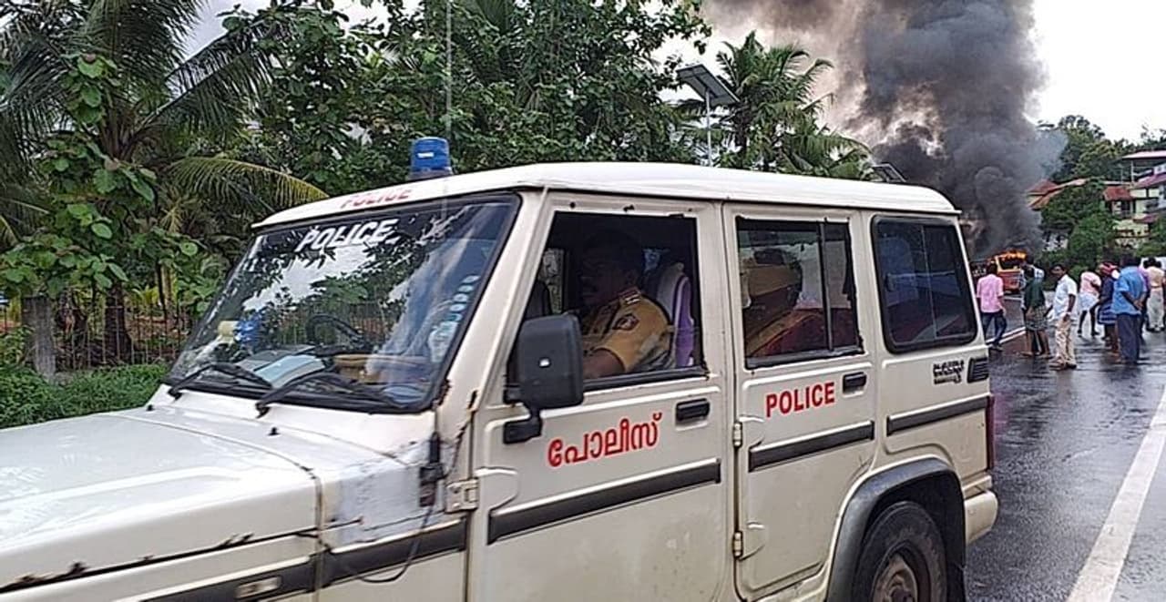 കൊട്ടാരക്കര വാളകത്ത് വാനങ്ങൾ കൂട്ടിയിടിച്ച് കെ.എസ്.ആർ.ടി.സി ബസ്സിന് തീപിടിച്ചു. കൊട്ടാരക്കര വാളകത്ത് വാനങ്ങൾ കൂട്ടിയിടിച്ച് കെ.എസ്.ആർ.ടി.സി ബസ്സിന് തീപിടിച്ചു.
