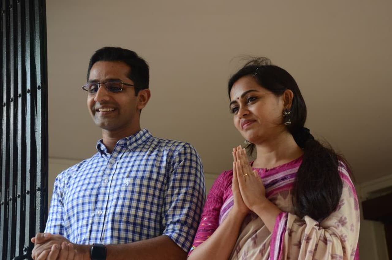 ನವದೆಹಲಿಗೆ ವರ್ಗಾವಣೆಗೊಂಡಿರುವ ಬೆಳಗಾವಿ ಕ್ಯಾಂಟೋನ್ಮೆಂಟ್ ಸಿಇಒ ದಿವ್ಯಾ ಹೊಸೂರ್ ಅವರನ್ನು ಕ್ಯಾಂಟೋನ್ಮೆಂಟ್ ಸಿಬ್ಬಂದಿ ಸನ್ಮಾನಿಸಿ, ಬೀಳ್ಕೊಟ್ಟರು. ಈ ಬಿಳ್ಕೊಡುಗೆ ವೇಳೆ ಪತಿ ಶ್ರೇಯಸ್ ಹೊಸೂರ್ ಕೂಡ ಇದ್ದರು. ನವದೆಹಲಿಗೆ ವರ್ಗಾವಣೆಗೊಂಡಿರುವ ಬೆಳಗಾವಿ ಕ್ಯಾಂಟೋನ್ಮೆಂಟ್ ಸಿಇಒ ದಿವ್ಯಾ ಹೊಸೂರ್ ಅವರನ್ನು ಕ್ಯಾಂಟೋನ್ಮೆಂಟ್ ಸಿಬ್ಬಂದಿ ಸನ್ಮಾನಿಸಿ, ಬೀಳ್ಕೊಟ್ಟರು. ಈ ಬಿಳ್ಕೊಡುಗೆ ವೇಳೆ ಪತಿ ಶ್ರೇಯಸ್ ಹೊಸೂರ್ ಕೂಡ ಇದ್ದರು.